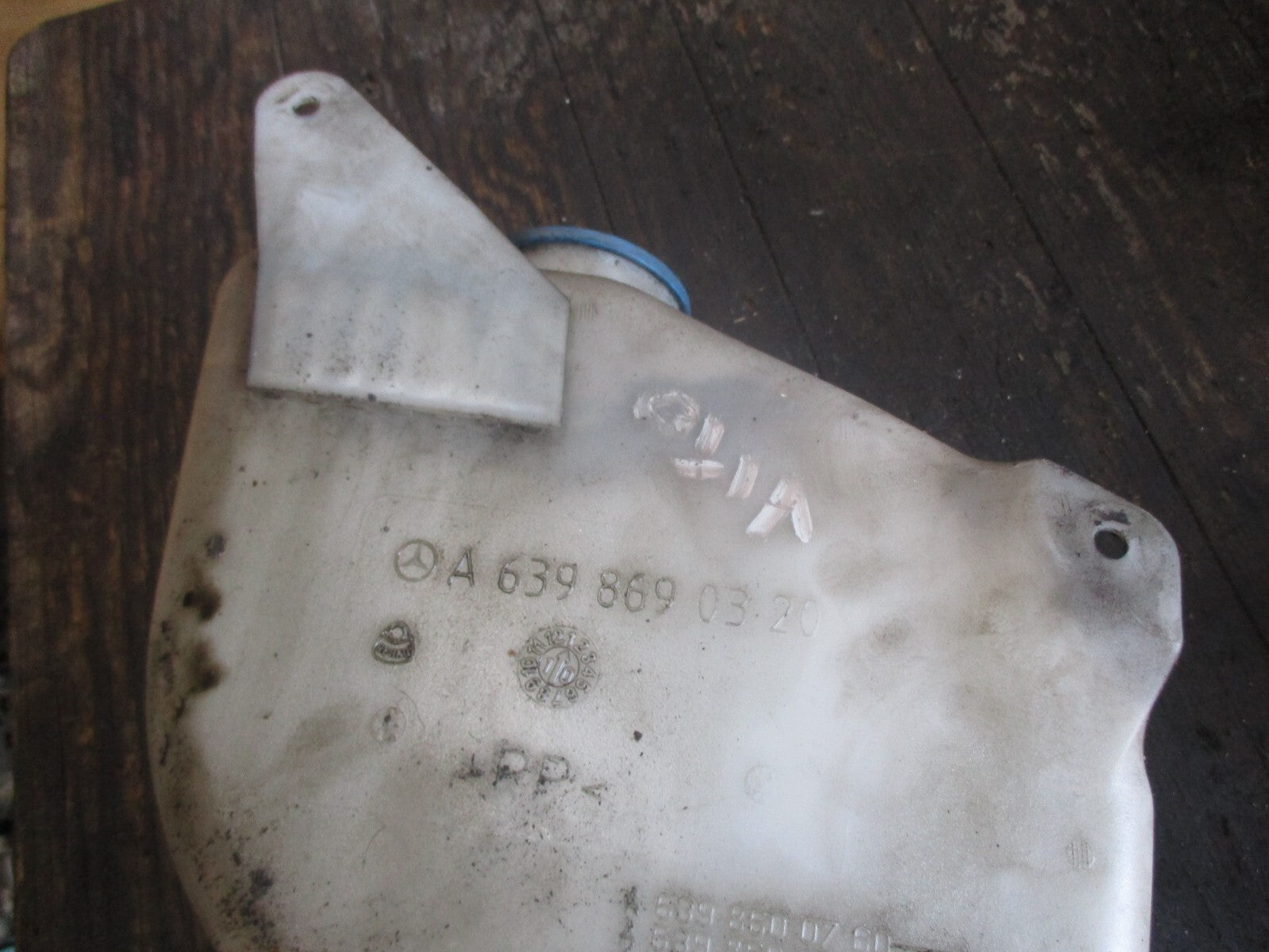 MERCEDES BENZ VITO W639 WINDSCREEN FLUID WASHER RESERVOIR A6398690320