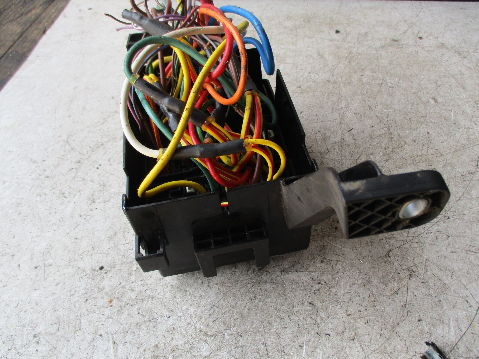 JAGUAR XE 2017 2.0 DIESEL FUSE BOX 1643221B