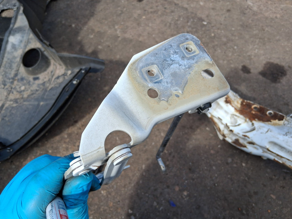 2020 MERCEDES BENZ SPRINTER W907 OSF DRIVER FRONT RIGHT BONNET HINGE A9108803100