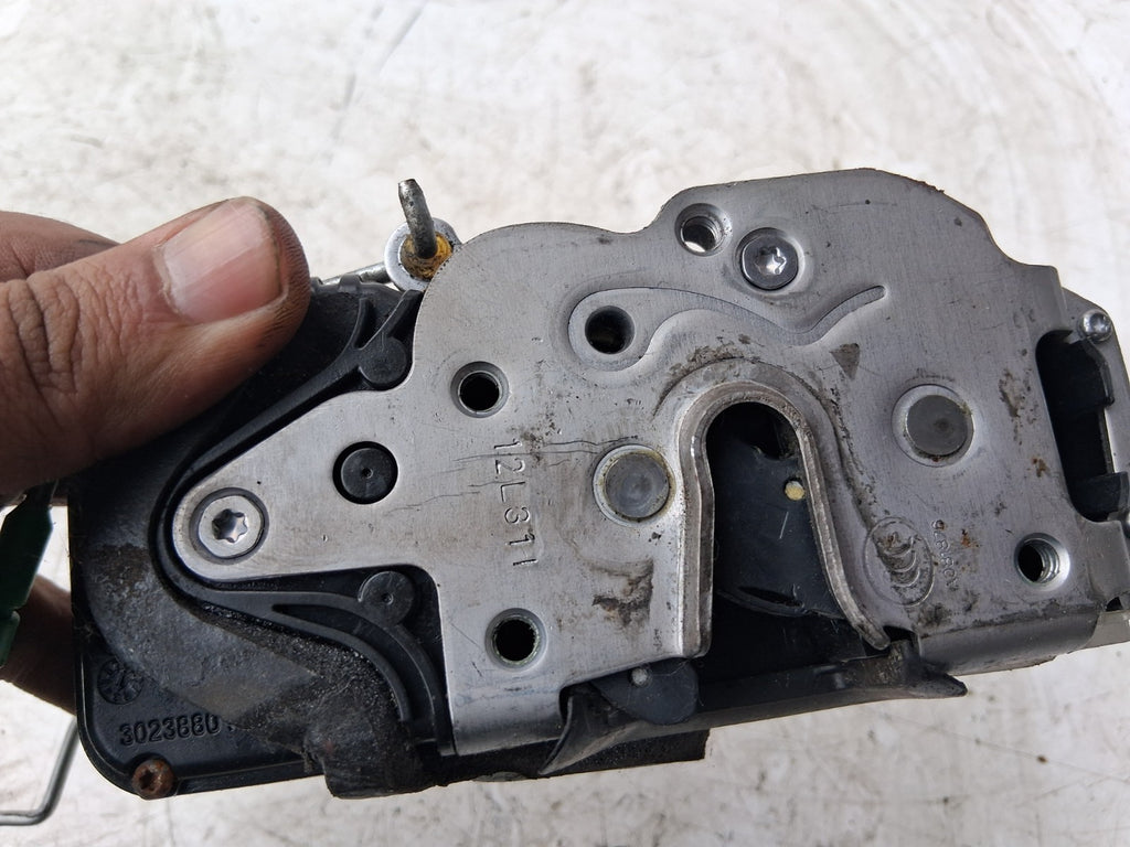 2013 VAUXHALL ASTRA J OSF DRIVER SIDE FRONT RIGHT DOOR LOCK MECHANISM 3023880