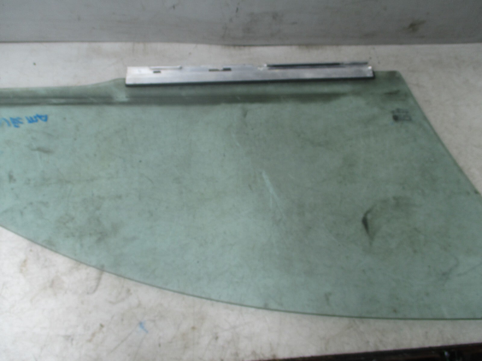 VW VOLKSWAGEN FRONT DOOR WINDOW GLASS 43R-001025
