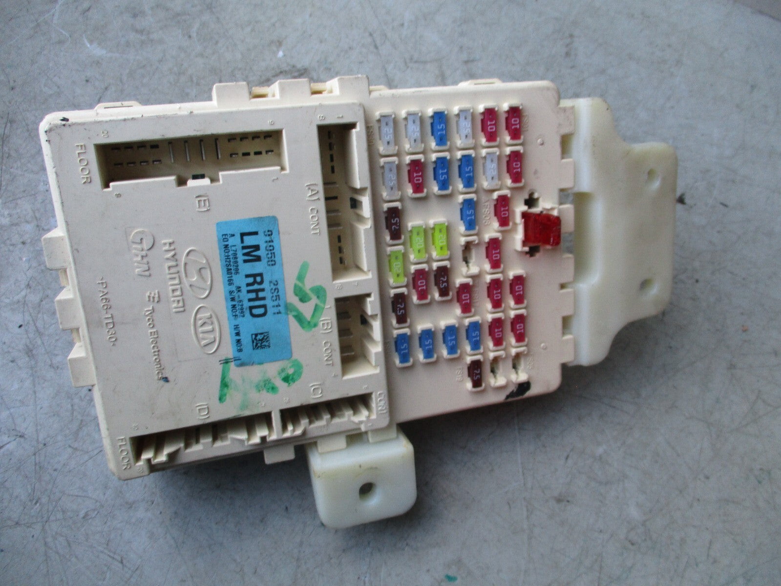 2015 HYUNDAI IX35 MK1 DIESEL FUSE RELAY BOX 919502S511