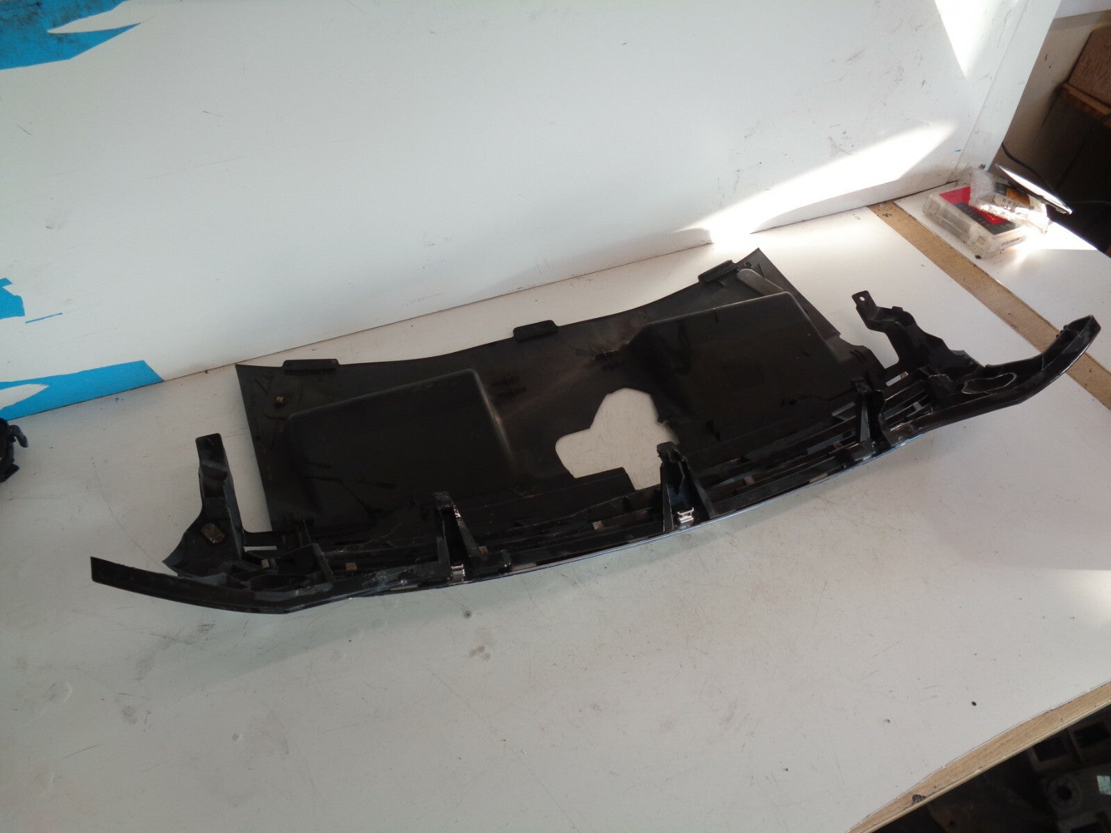 FORD MONDEO MK4 2007-2014 FACELIFT BUMPER FRONT UPPER GRILL DAMAGED