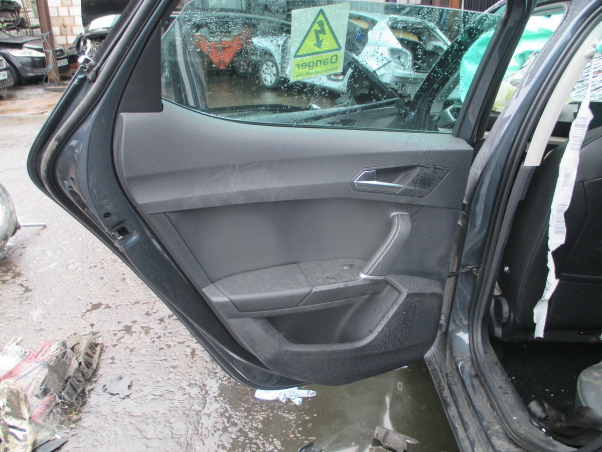 SEAT LEON 2021 MK4 NSR PASSENGER SIDE REAR DOOR COMPLETE GLASS REG LS7H GREY