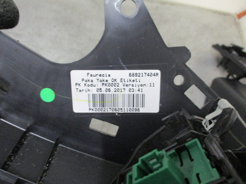 RENAULT CLIO X98 MK4 LOWER STEERING WHEEL TRIM 689217404R