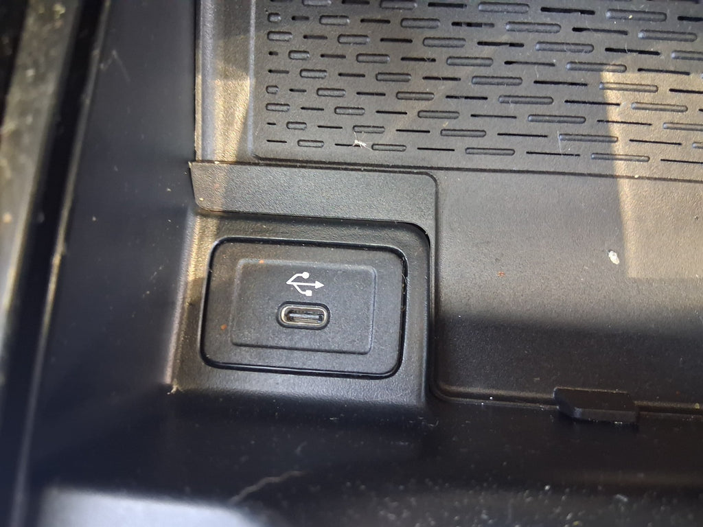 2023 MERCEDES BENZ A CLASS AMG LINE W177 USB C TYPE CHARGING DATA PORT