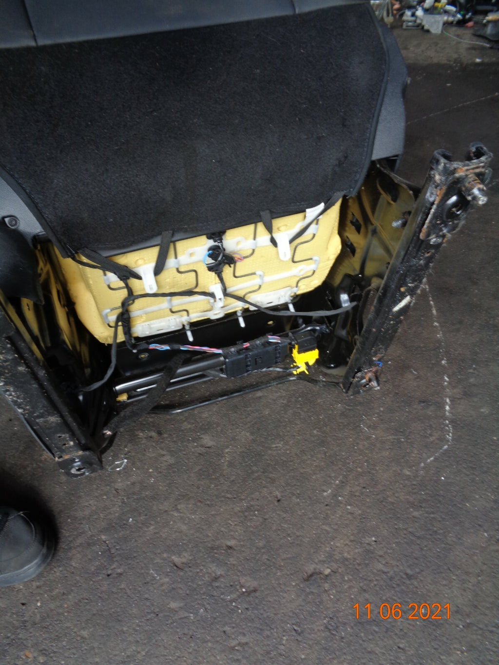 RENAULT MEGANE MK3 2014 NSF PASSENGER SIDE FRONT HALF LEATHER SEAT ASSEMBLY