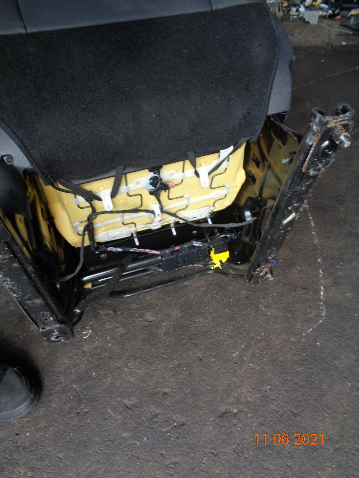 RENAULT MEGANE MK3 2014 NSF PASSENGER SIDE FRONT HALF LEATHER SEAT ASSEMBLY