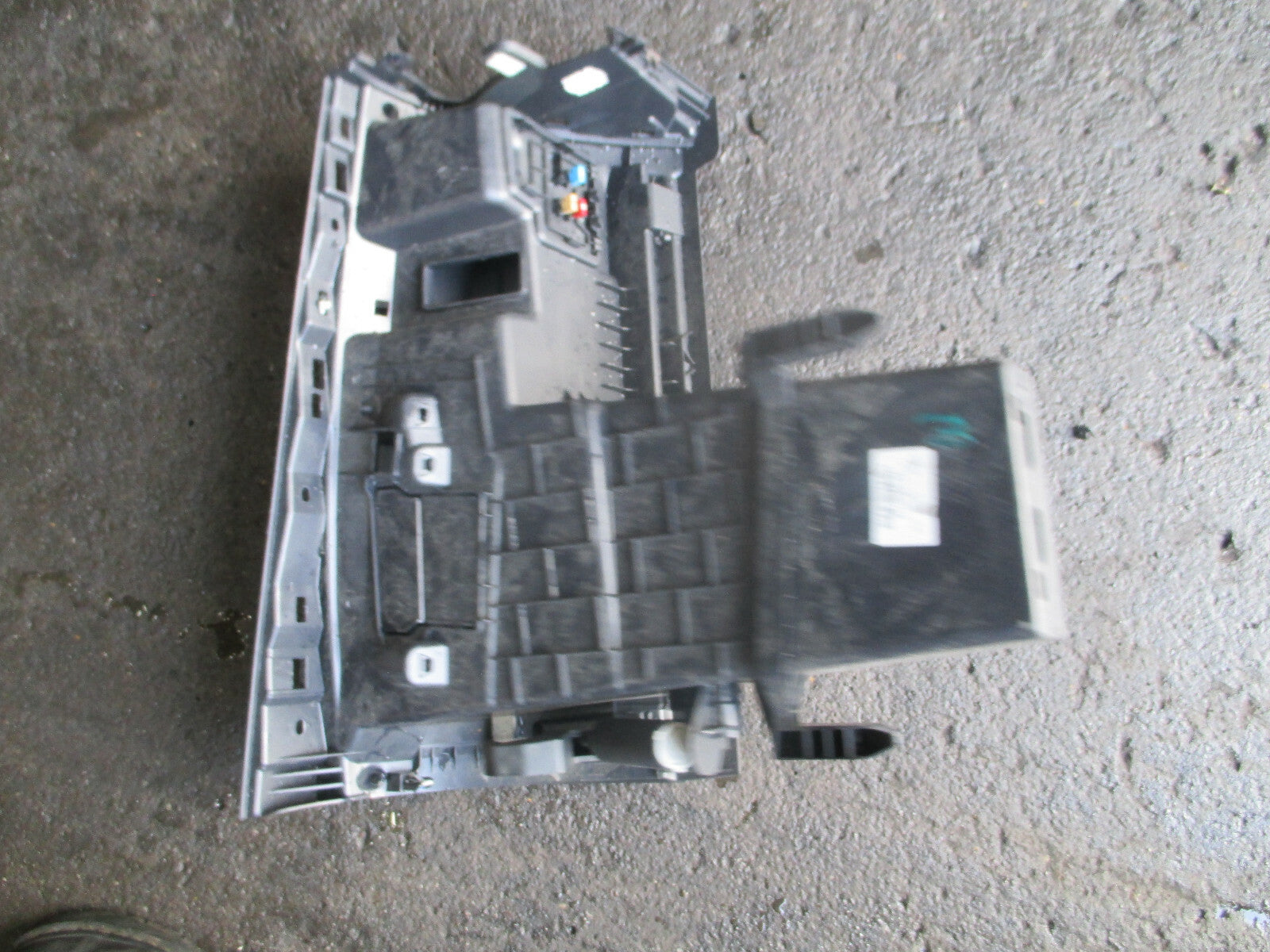 RENAULT MEGANE MK3 2015 NS PASSENGER SIDE GLOVE BOX 681080011R