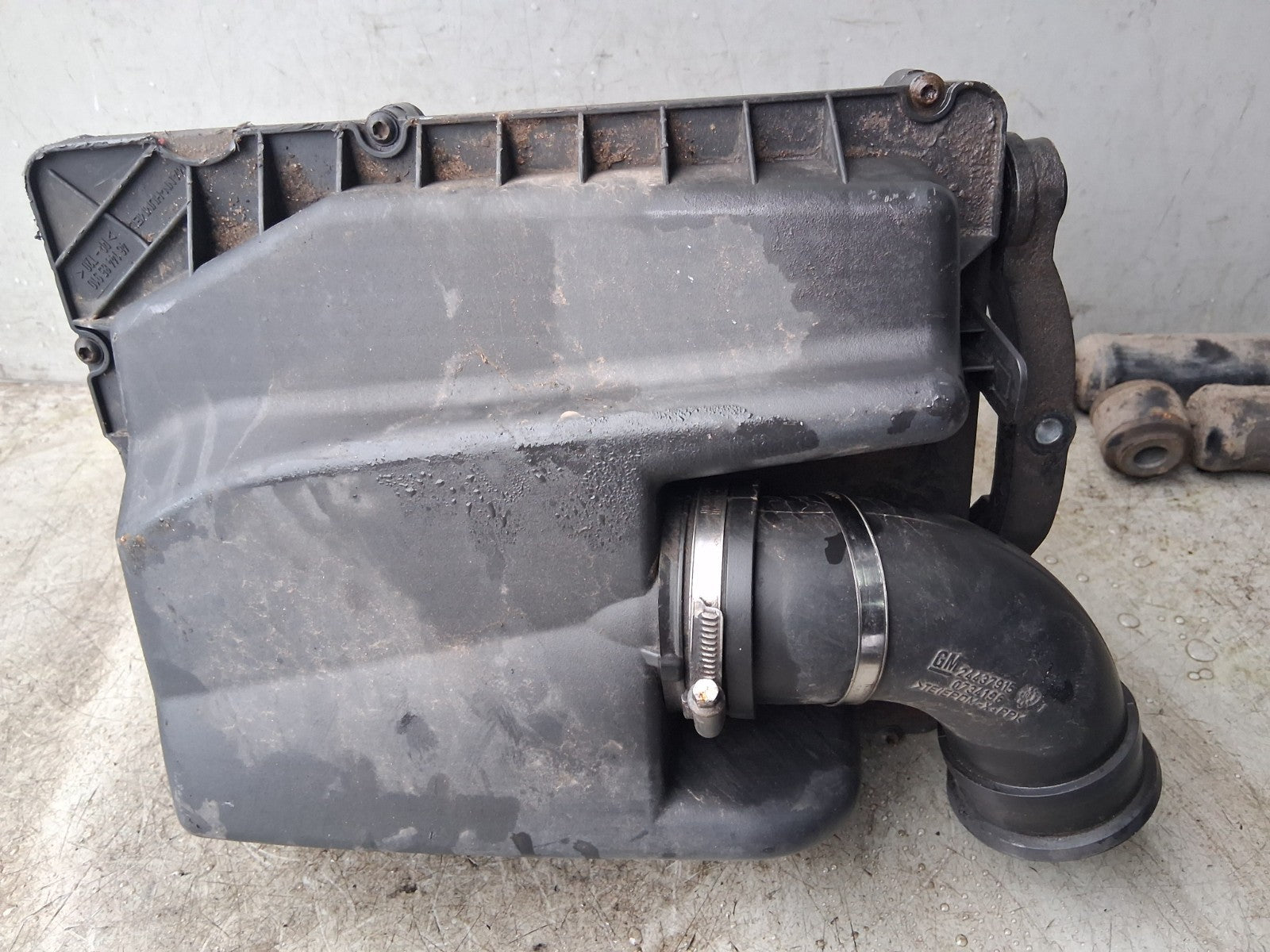 2006 VAUXHALL ASTRA H AIR FILTER HOUSING BOX 24437915