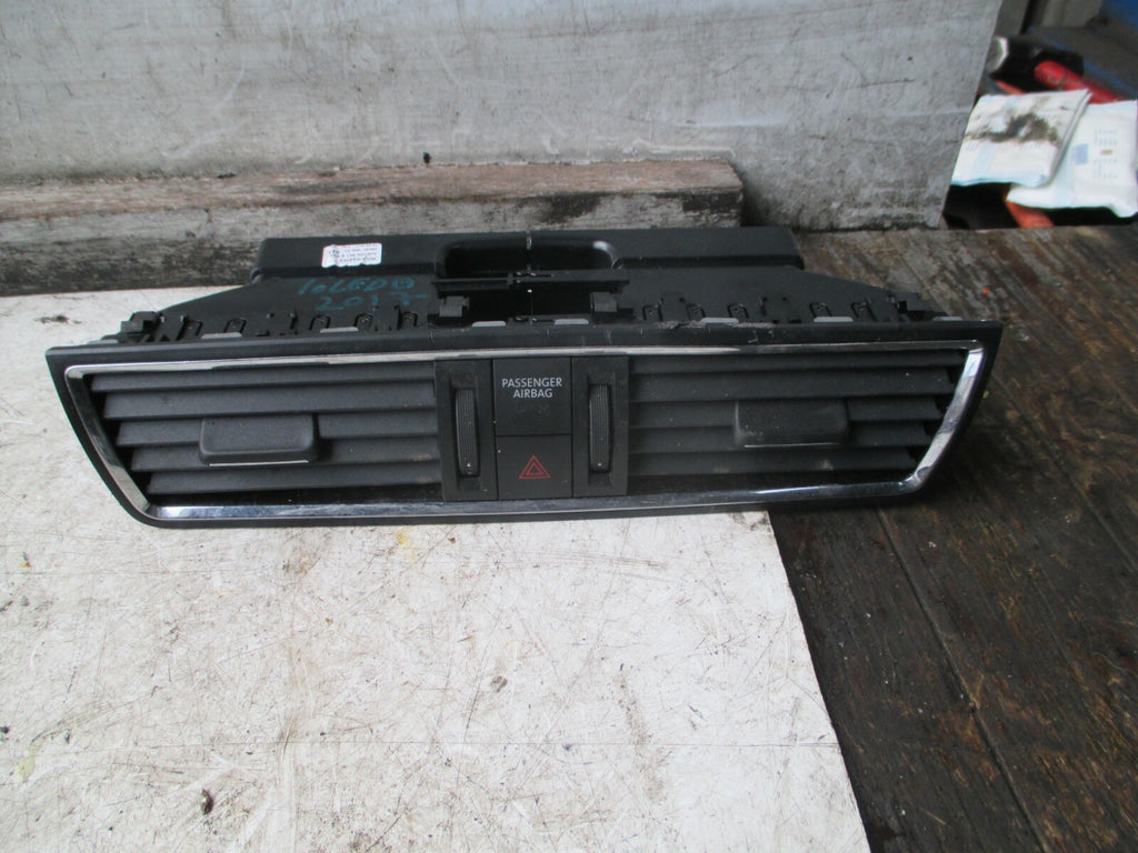 2017 SEAT TOLEDO MK4 FRONT CENTRE CONSOLE DASHBOARD AIR VENT 5JA820951