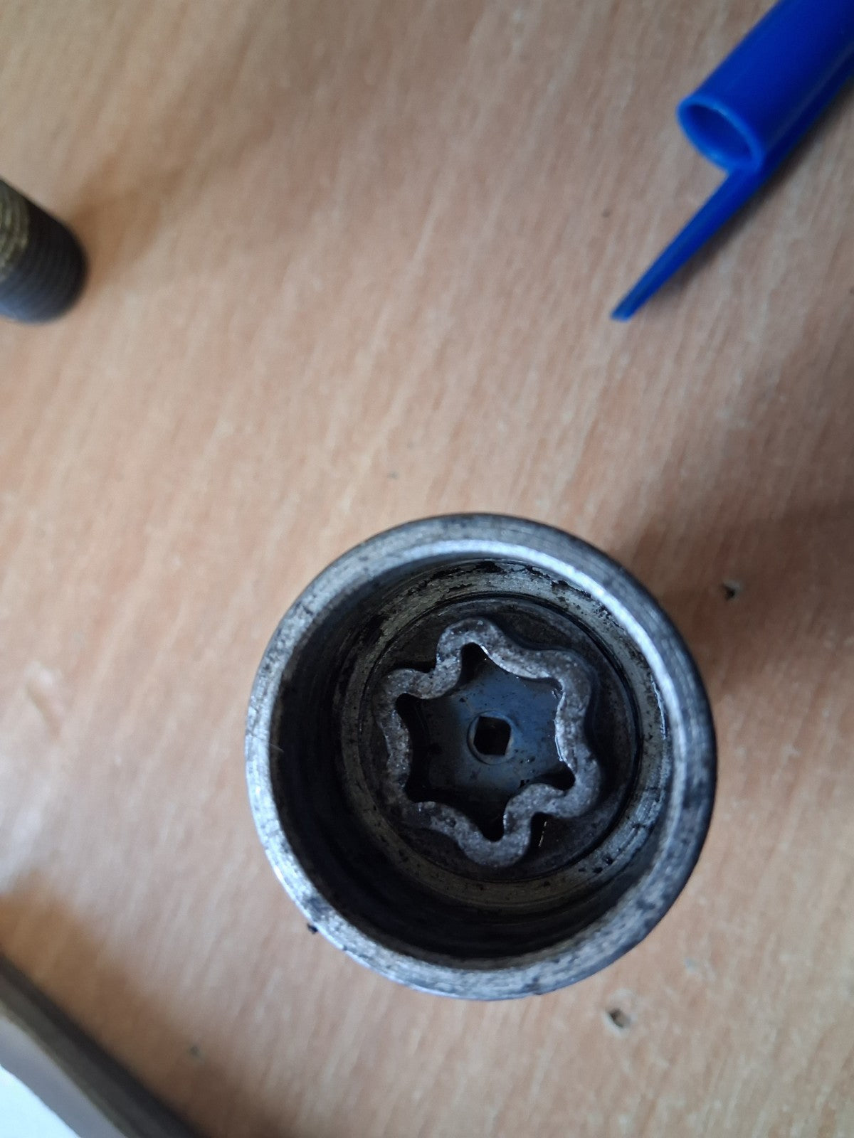 2018 VW VOLSWAGEN  GOLF MK7 WHEEL LOCKING NUTS WITH KEY