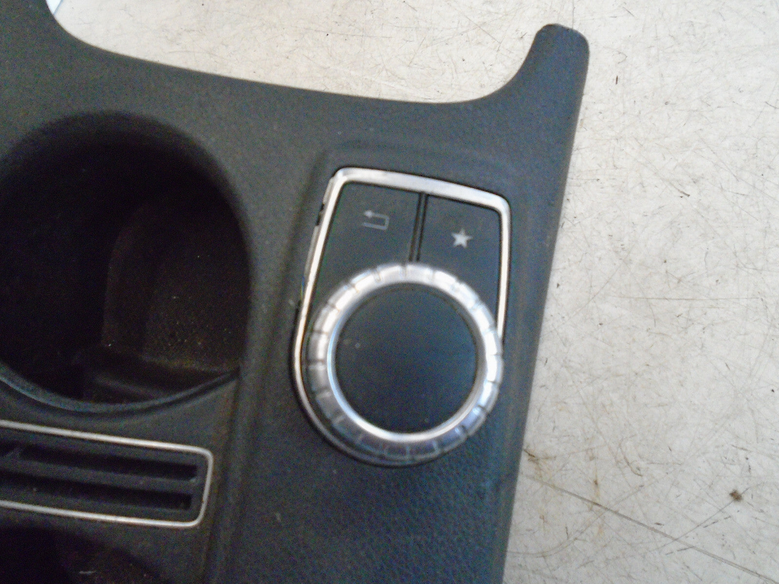 MERCEDES BENZ A CLASS W176 2017 CUP HOLDER SAT NAV CONTROLLER A1766804900