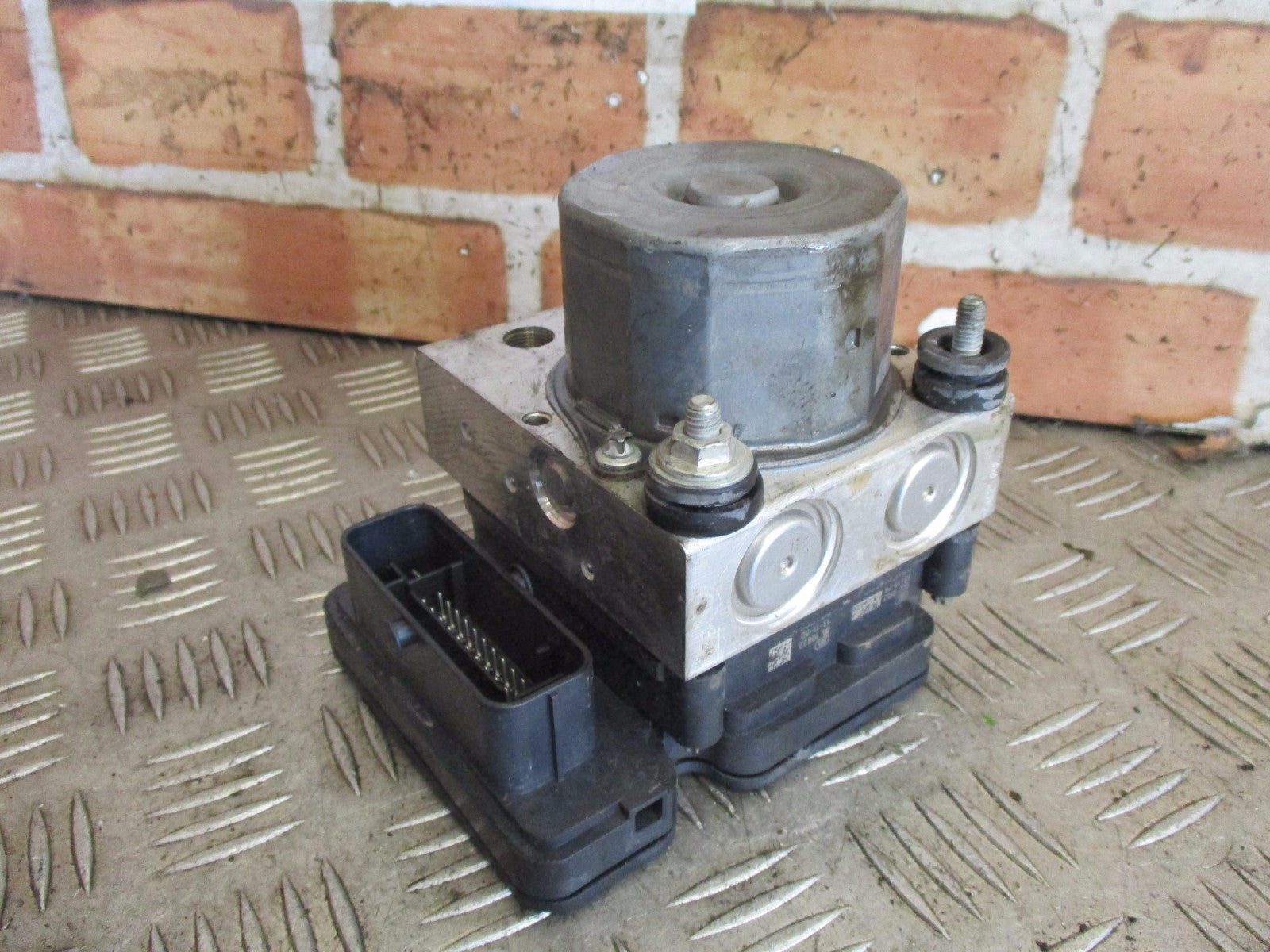 AUDI A1 2013 1.6 TDI DIESEL ABS BRAKE PUMP & CONTROLLER MODULE 6R0907379BA