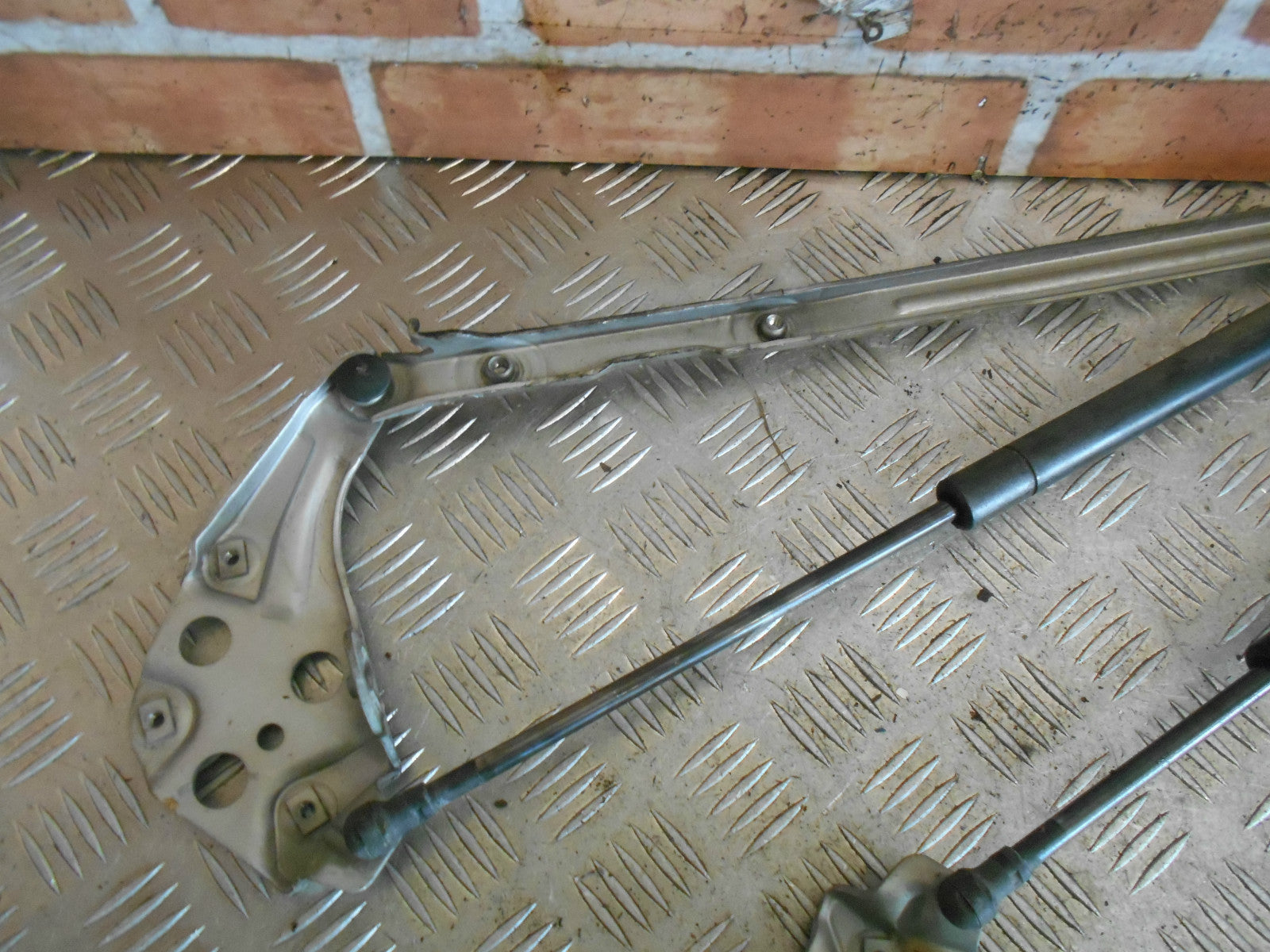 MERCEDES E CLASS W210 1998 OSF NSF DRIVER PASSENGER SIDE BONNET HINGES STRUTS