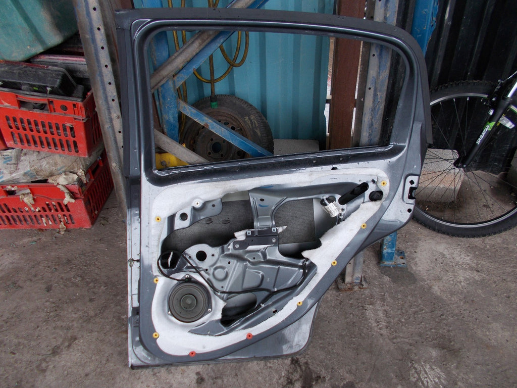 2006 FIAT GRANDE PUNTO OSR DRIVERS SIDE REAR DOOR COMPLETE SILVER 589/A