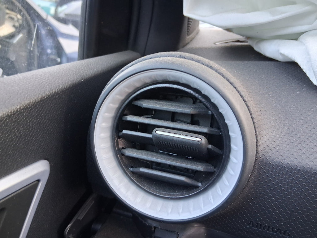 2023 SEAT IBIZA MK5 6F NSF PASSENGER SIDE FRONT LEFT AIR VENT