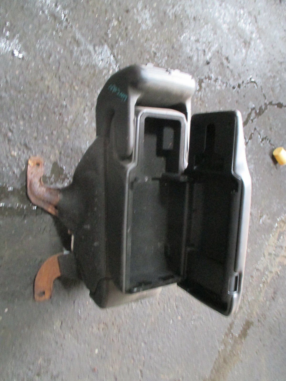 LINCOLN TOWN CAR LIMOUSINE 2006 CENTRE CONSOLE ARM REST STORAGE BOX COMPARTMENT