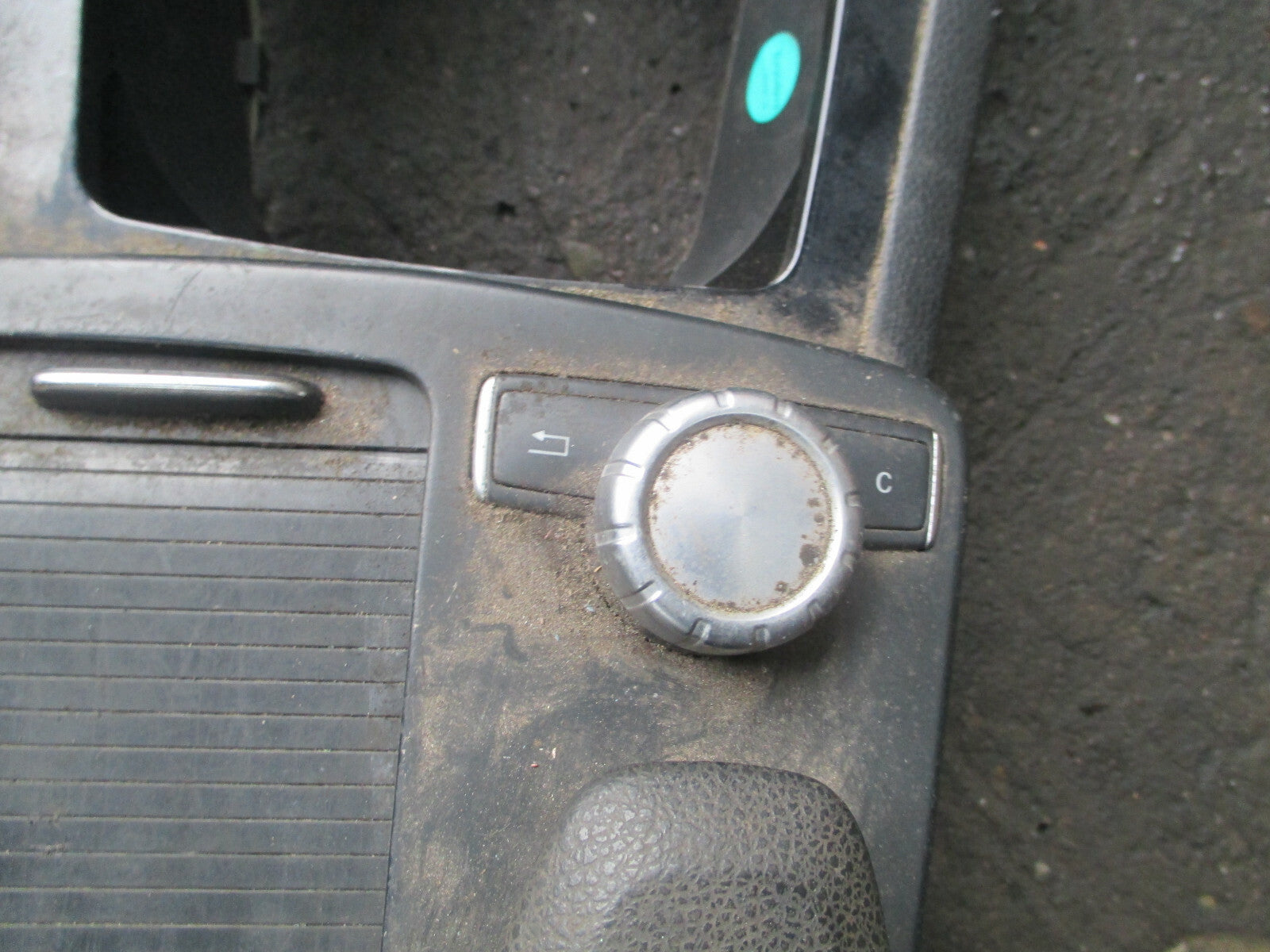 MERCEDES-BENZ C-CLASS 2012 W204 CENTRE CONSOLE WITH ARM REST A2046800150