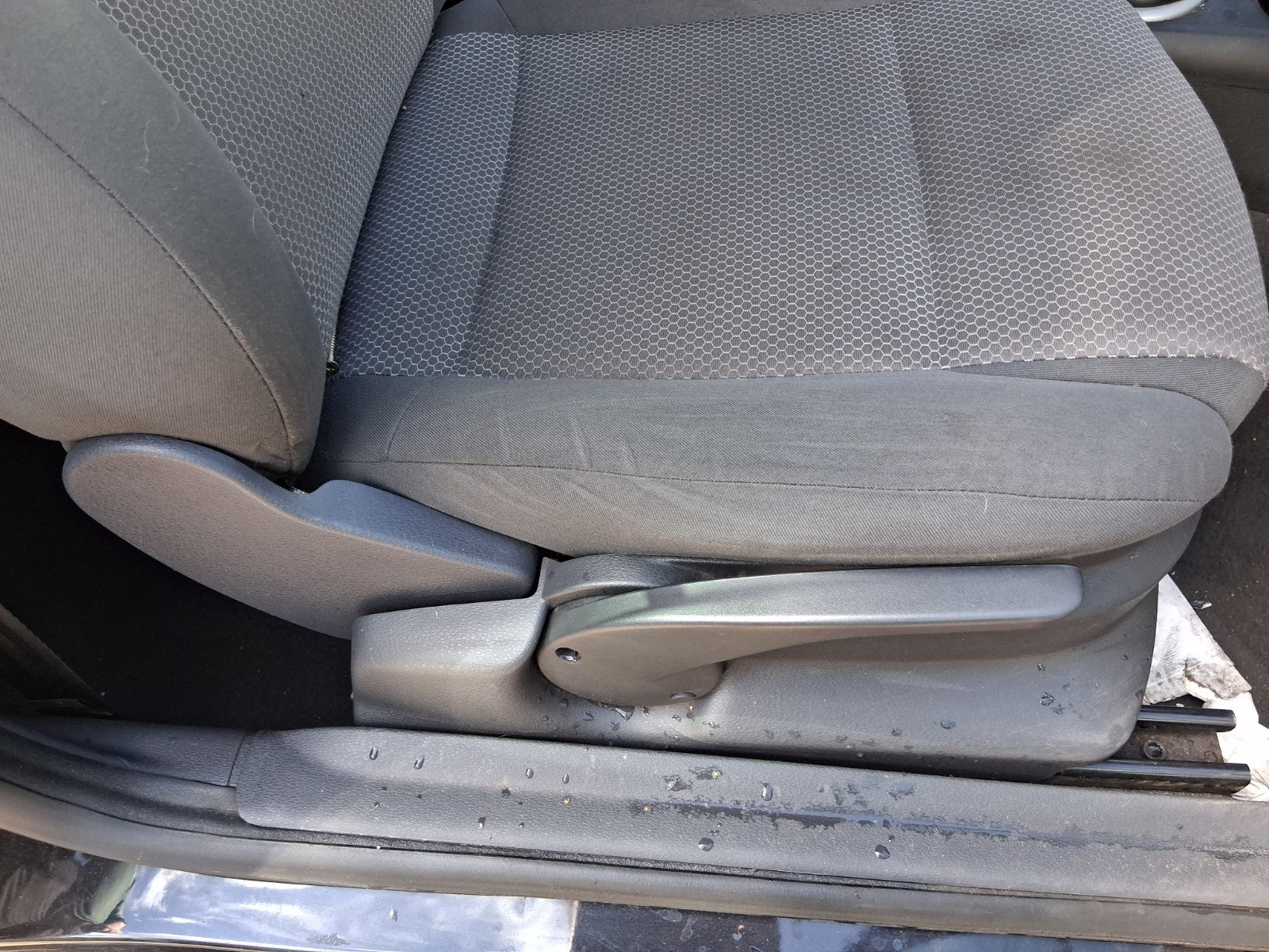 2011 VW VOLKSWAGEN FOX 3 DOOR OSF DRIVER SIDE FRONT RIGHT COMPLETE SEAT FABRIC