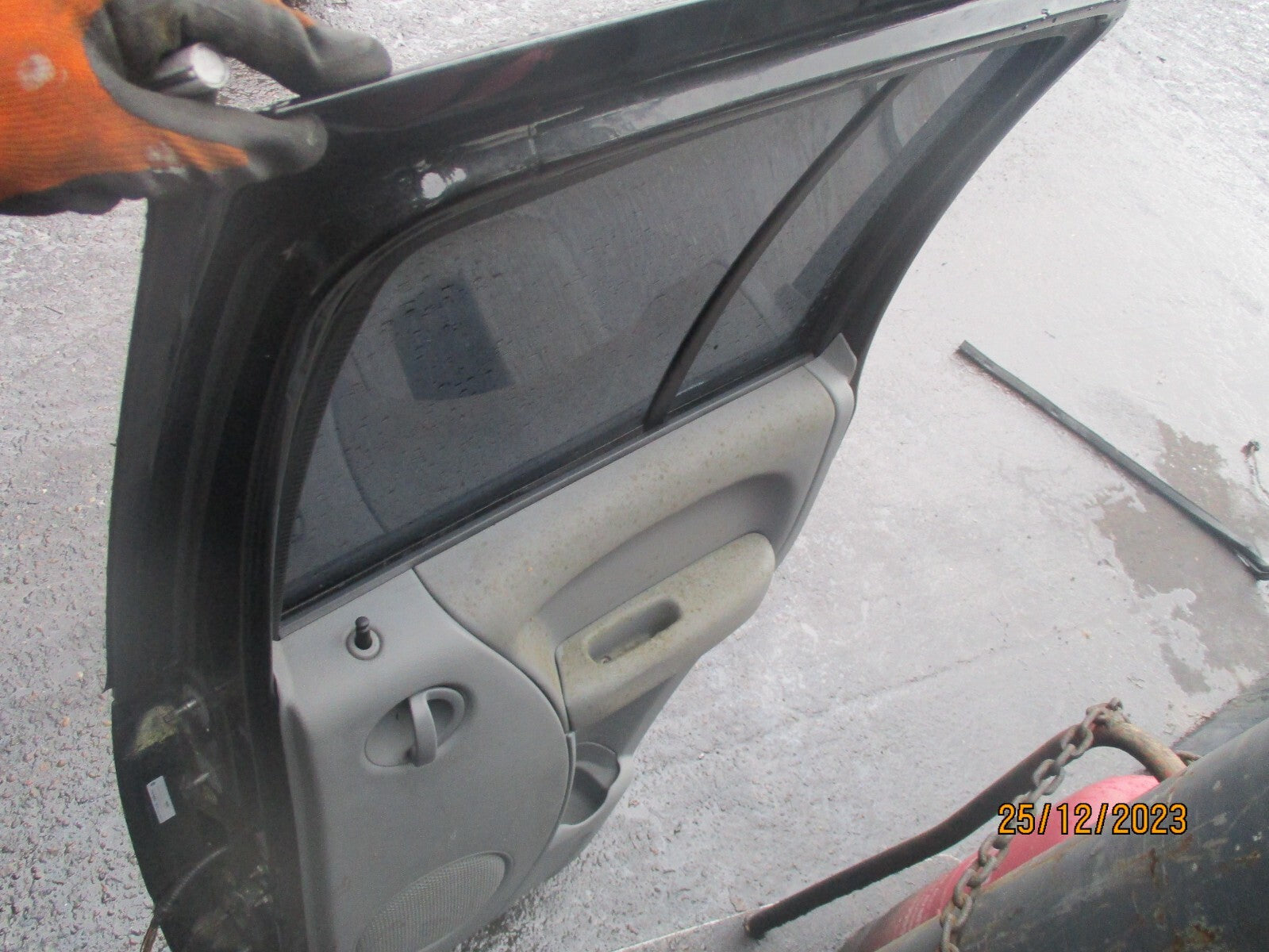 2006 JEEP CHEROKEE MK3 OSR DRIVER SIDE REAR COMPLETE DOOR BLACK