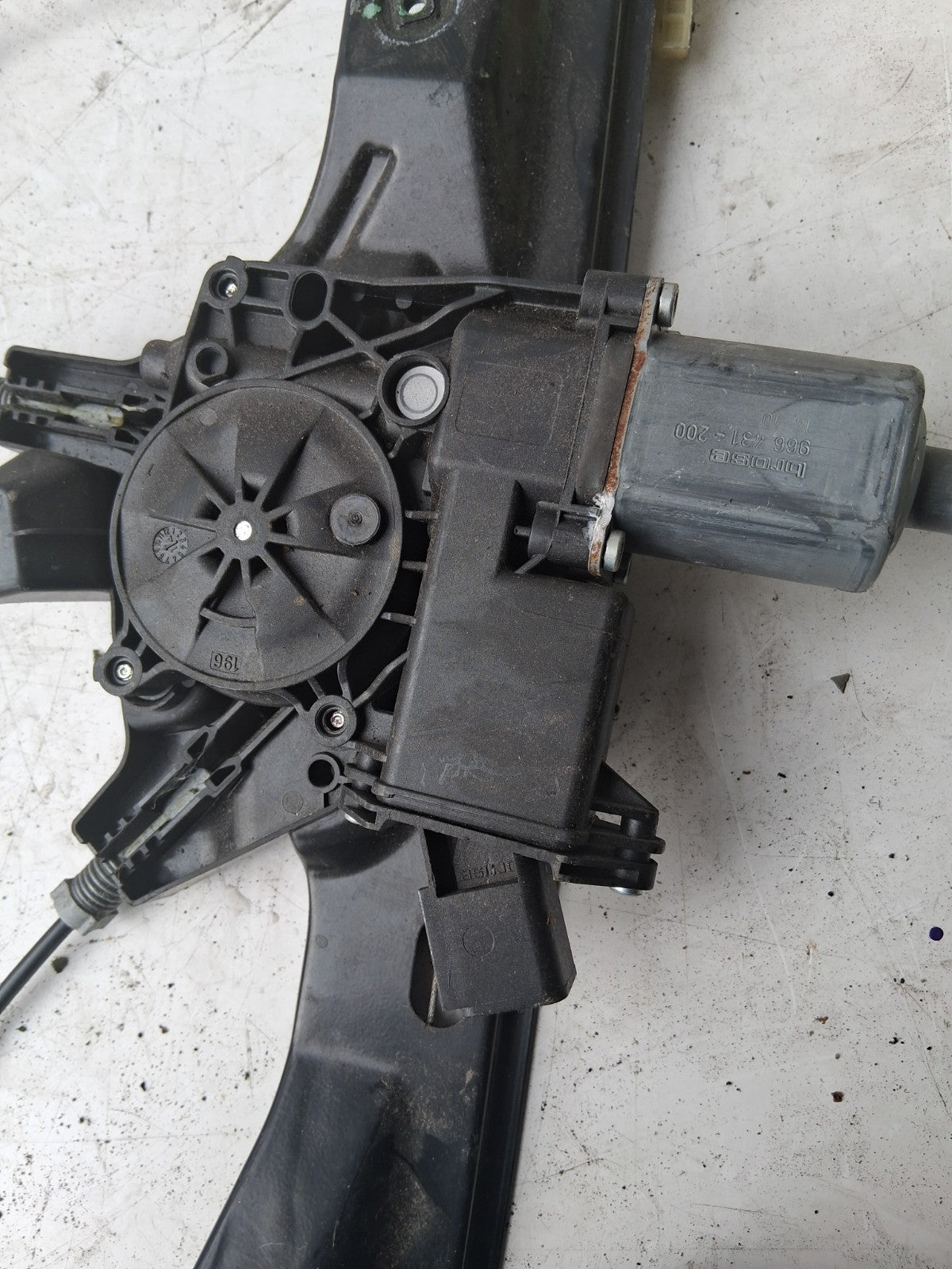2015 VAUXHALL ADAM NSF NEAR LEFT PASSENGER SIDE FRONT WINDOW REGULATOR 966431200