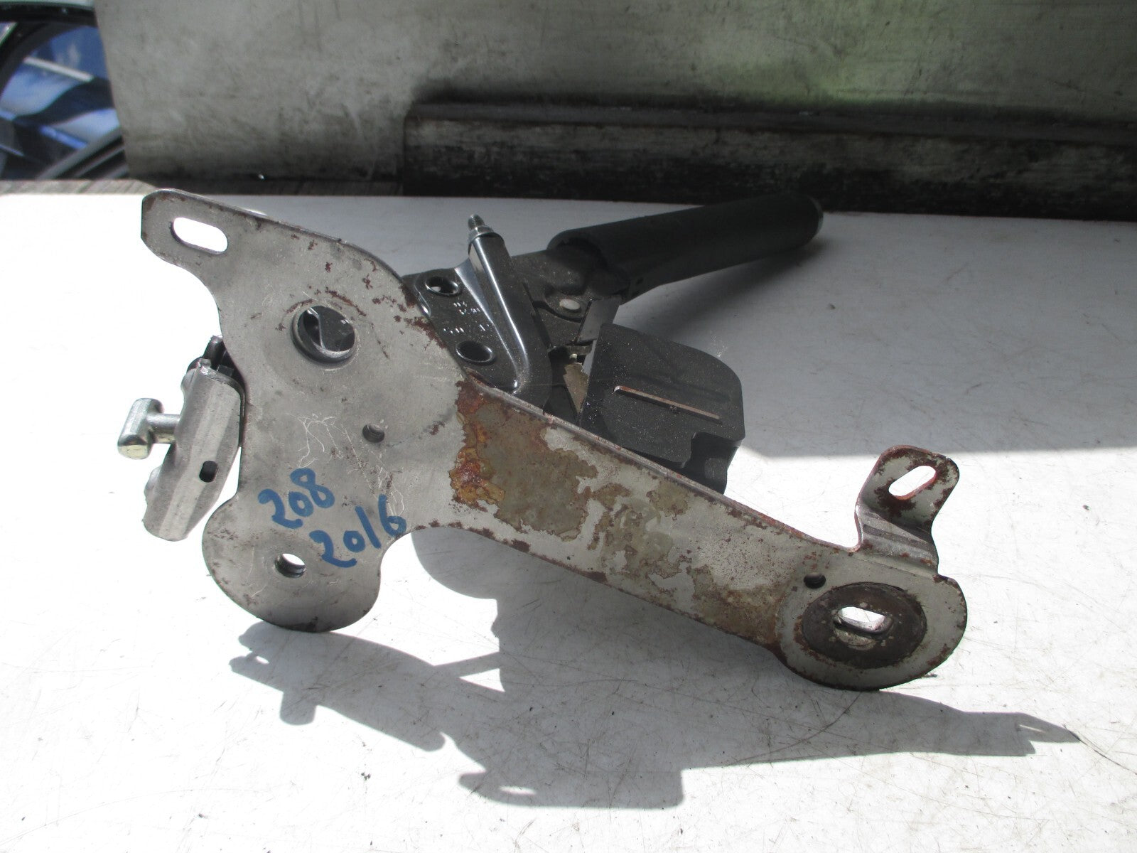 PEUGEOT 208 2016 MANUAL HANDBRAKE LEVER HANDLE MECHANISM 98062965ZD