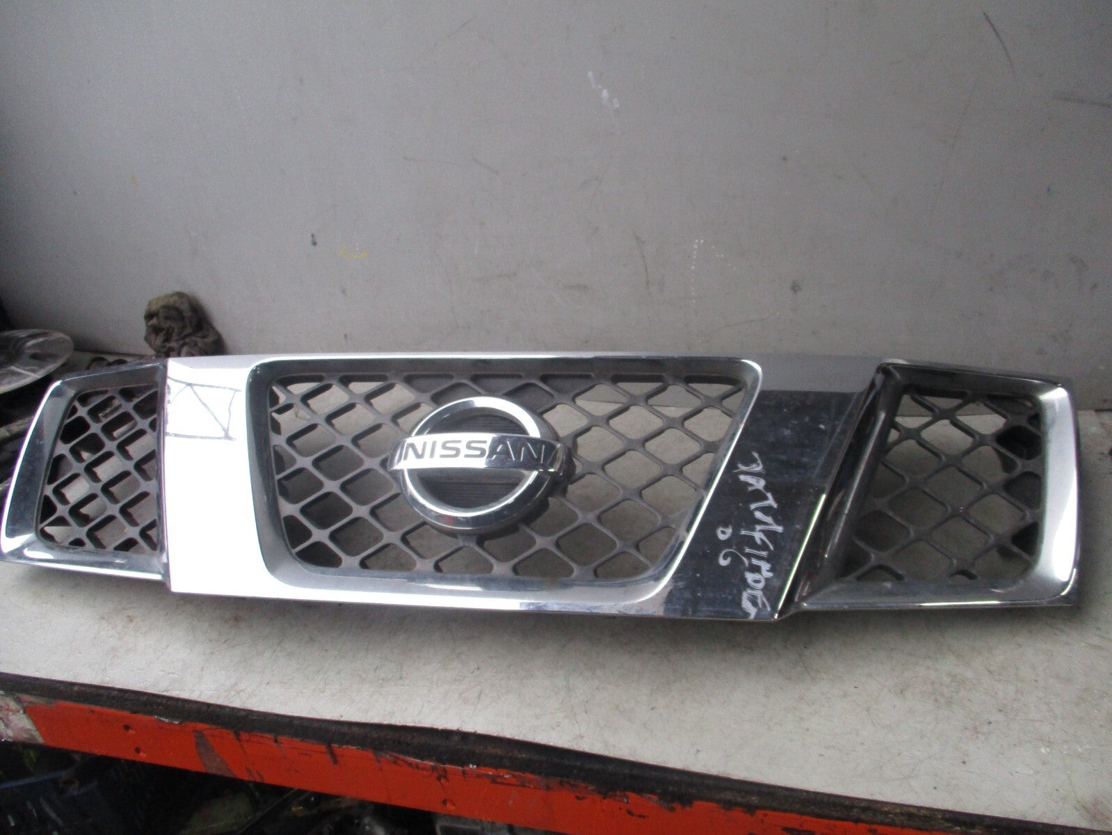 2006 NISSAN PATHFINDER R51 FRONT RADIATOR BADGE CHROME GRILL