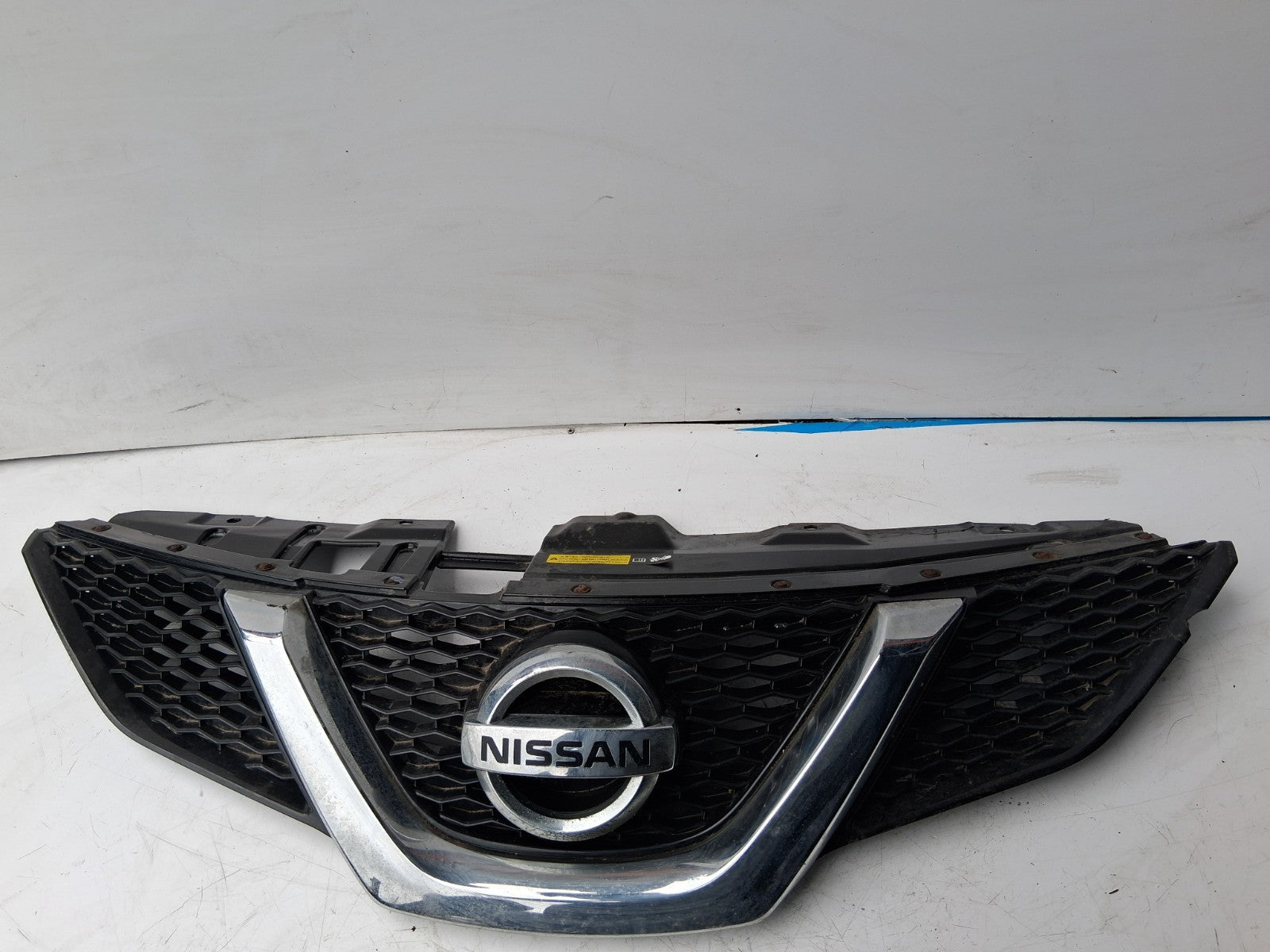 NISSAN QASHQAI J11 MK2 2018 COMPLETE UPPER BUMPER FRONT GRILL BADGE A0855479