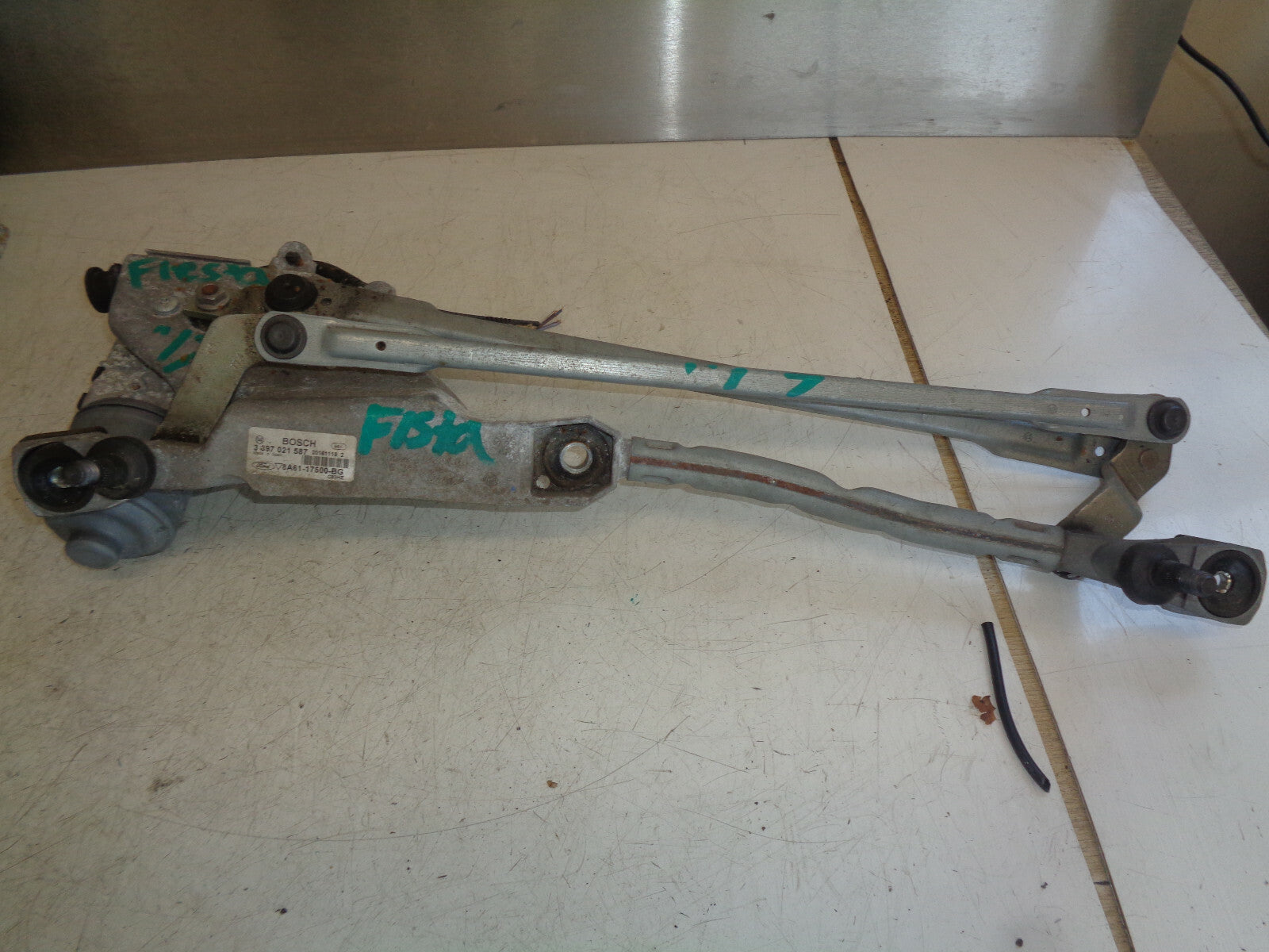 FORD FIESTA MK7 2017 FRONT WINDSCREEN WIPER MOTOR & LINKAGES 8A6117500BG