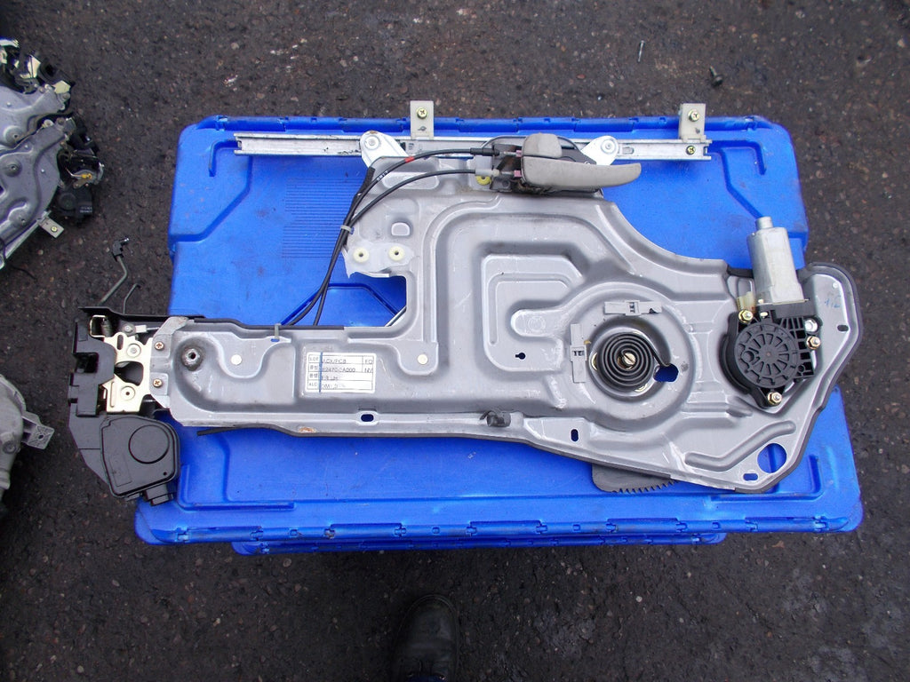 2005 HYUNDAI TRAJET GSI NSF PASSENGER SIDE FRONT WINDOW REGULATOR 824703A000