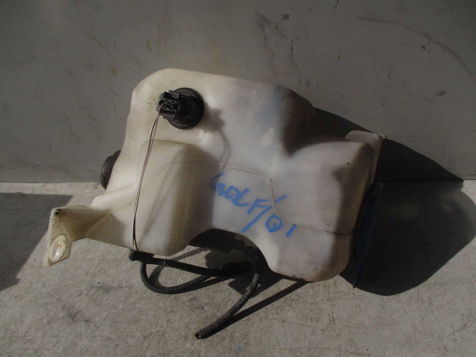 2001 VOLKSWAGEN GOLF MK4 WINDSCREEN WASHER BOTTLE TANK AND PUMP 1J0955453