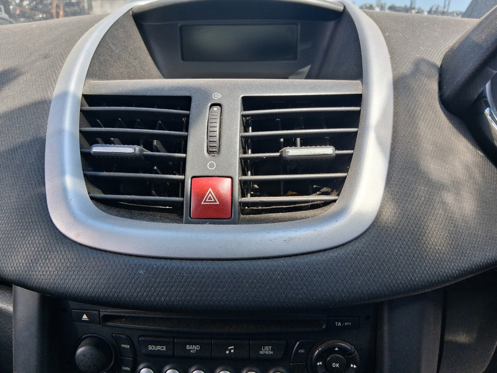 2009 PEUGEOT 207 CENTRE DASHBOARD FRONT AIRVENT HAZARD SWITCH TRIM PANEL