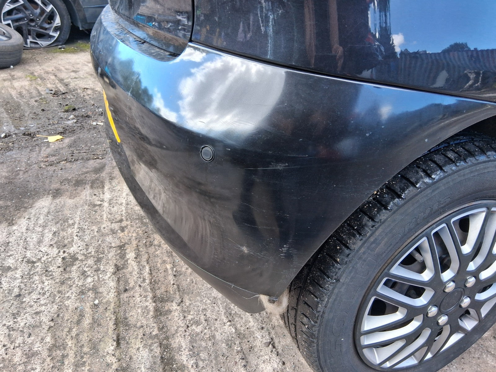 2011 VW VOLKSWAGEN FOX 3 DOOR COMPLETE REAR BUMPER WITH PDC SENSORS BLACK