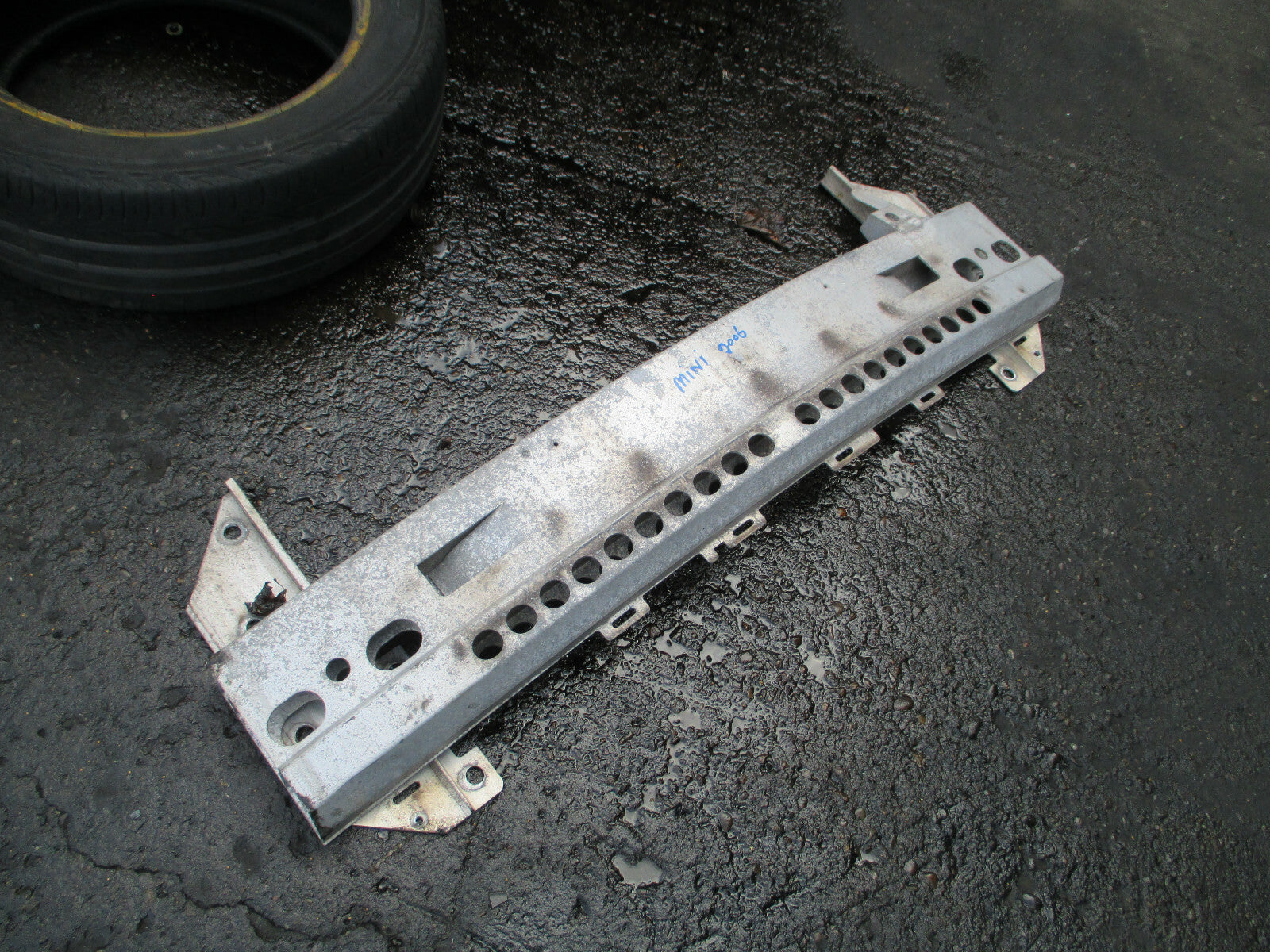 BMW MINI COOPER R50 2006 1.6 PETROL FRONT BUMPER REINFORCEMENT BAR