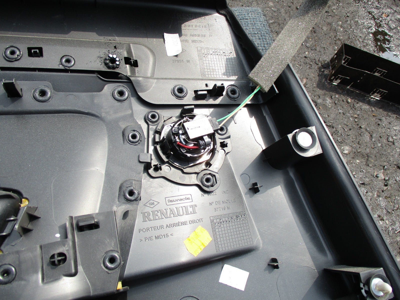 RENAULT LAGUNA MK3 2008 OSR DRIVER SIDE REAR PLASTIC DOOR CARD PANEL