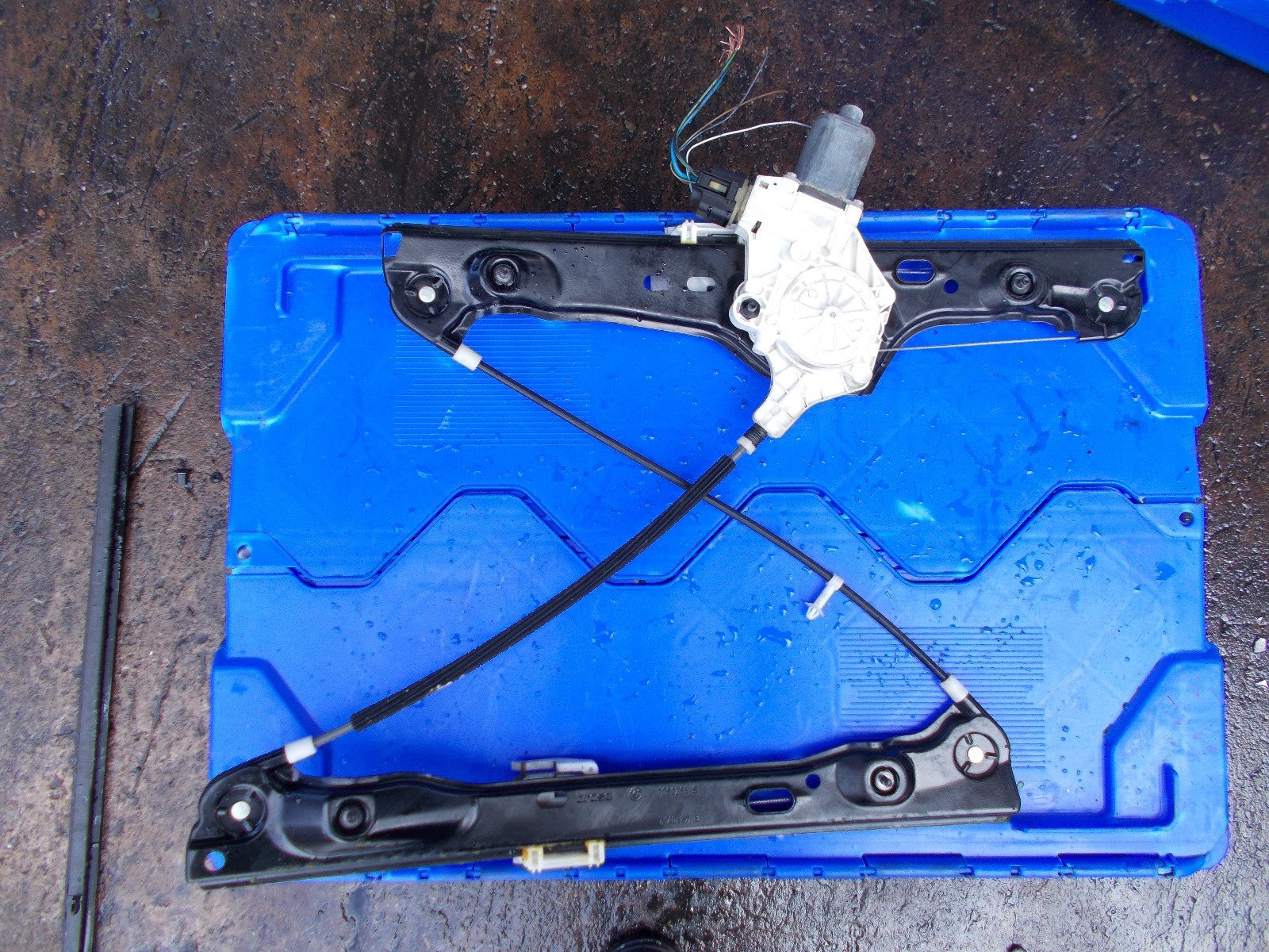 2007 BMW 320D SE NSF PASSENGER SIDE FRONT WINDOW REGULATOR & MOTOR 6927027