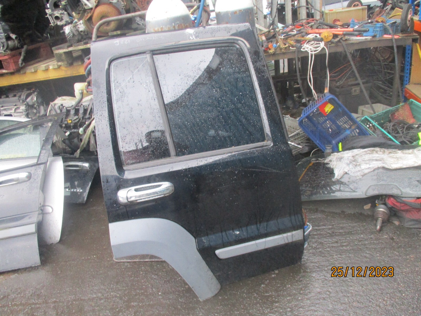 2006 JEEP CHEROKEE MK3 OSR DRIVER SIDE REAR COMPLETE DOOR BLACK