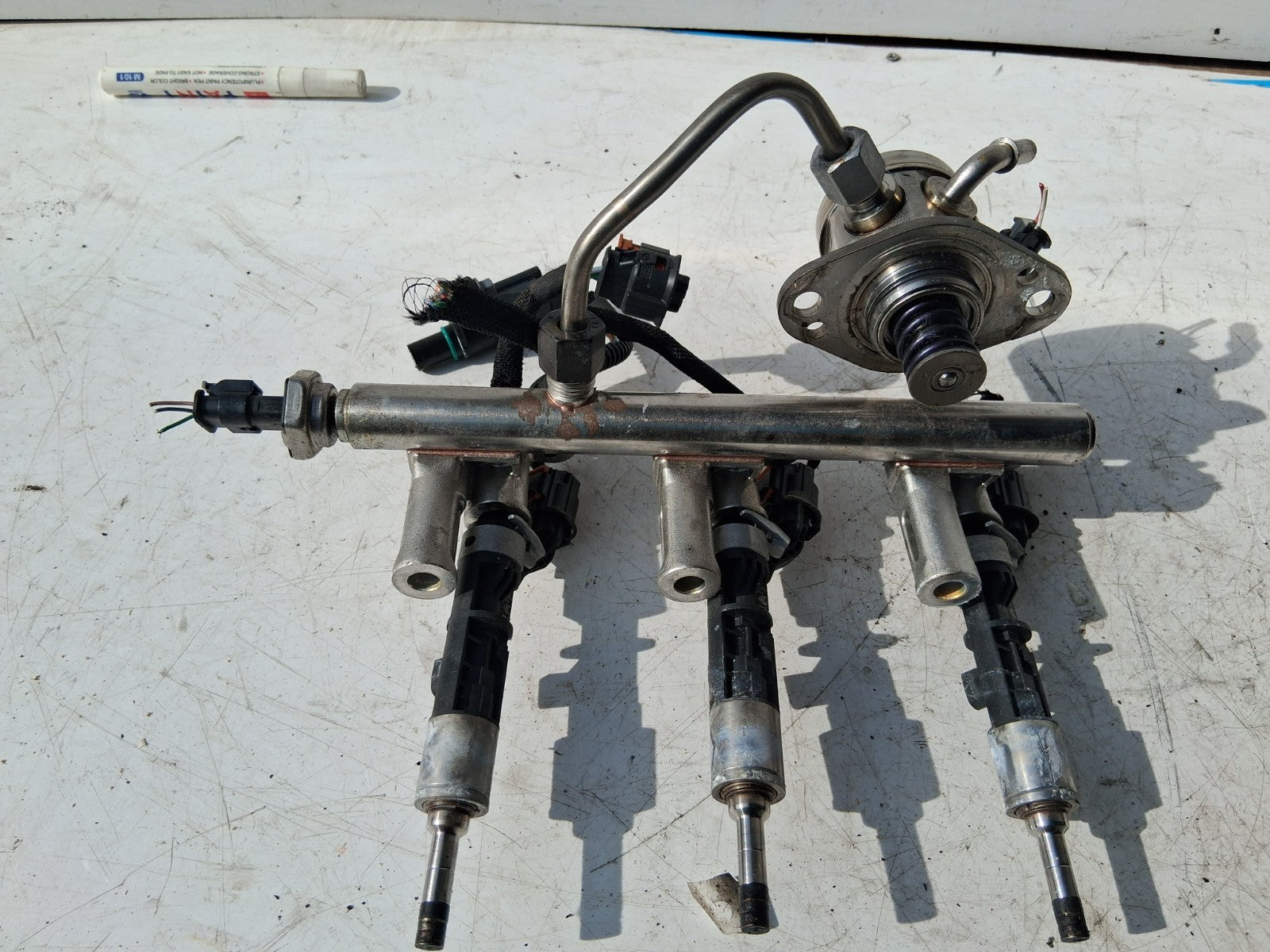 2021 CITROEN C4 MK3 1.2 PETROL INJECTOR FUEL RAIL 9830305880