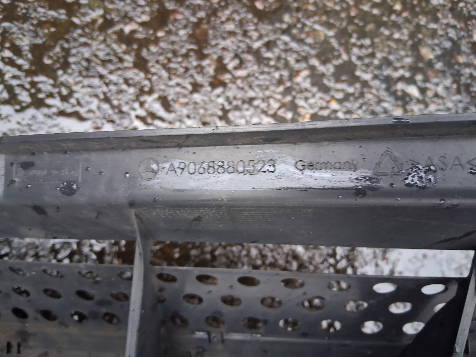2016 MERCEDES SPRINTER MK2 W906 FRONT BUMPER GRILL BADGE A9068880523