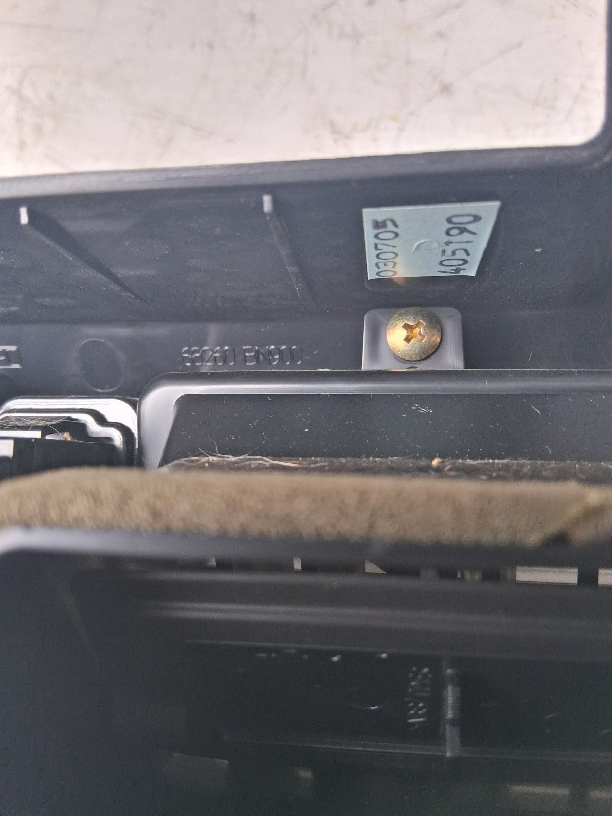 2005 NISSAN ALMERA STEREO CONTROL SWITCH PANEL & TRIM & CENTRE VENTS 28395BN801