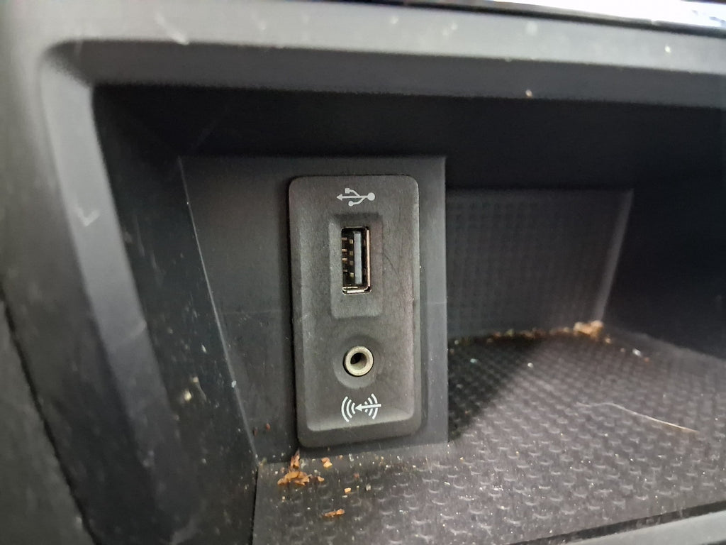2015 SEAT LEON FR MK3 USB PORT AND AUX PORT SWITCH