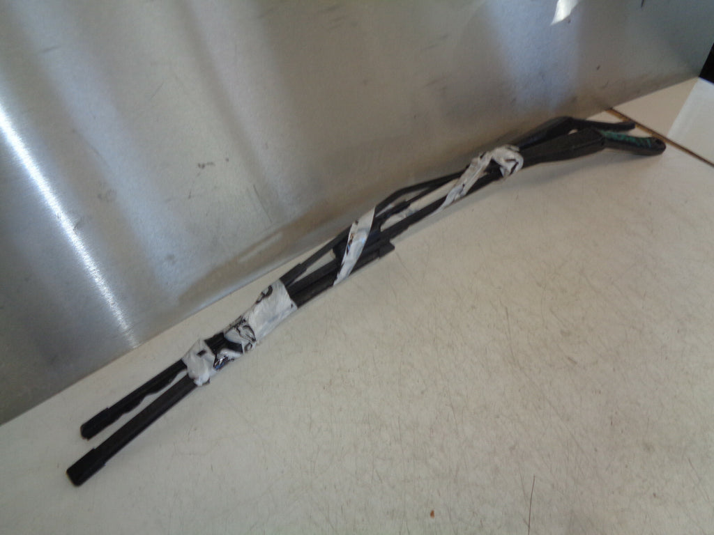 FORD FIESTA MK7 2017 FRONT WINDSCREEN WIPER ARMS + BLADE PAIR