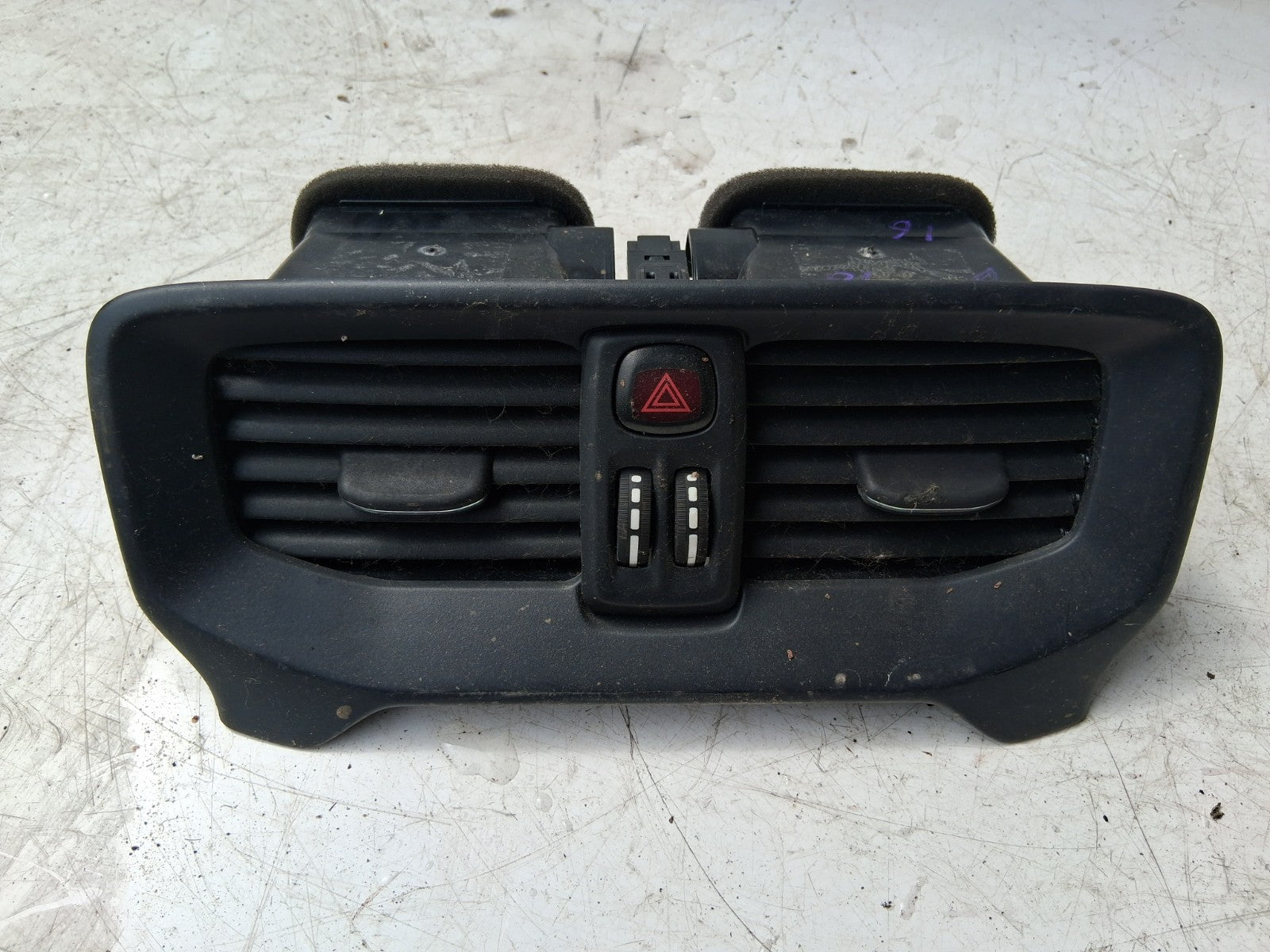 2016 VOLVO V40 DASH CENTER DOUBLE AIR VENT AND HAZARD SWITCH