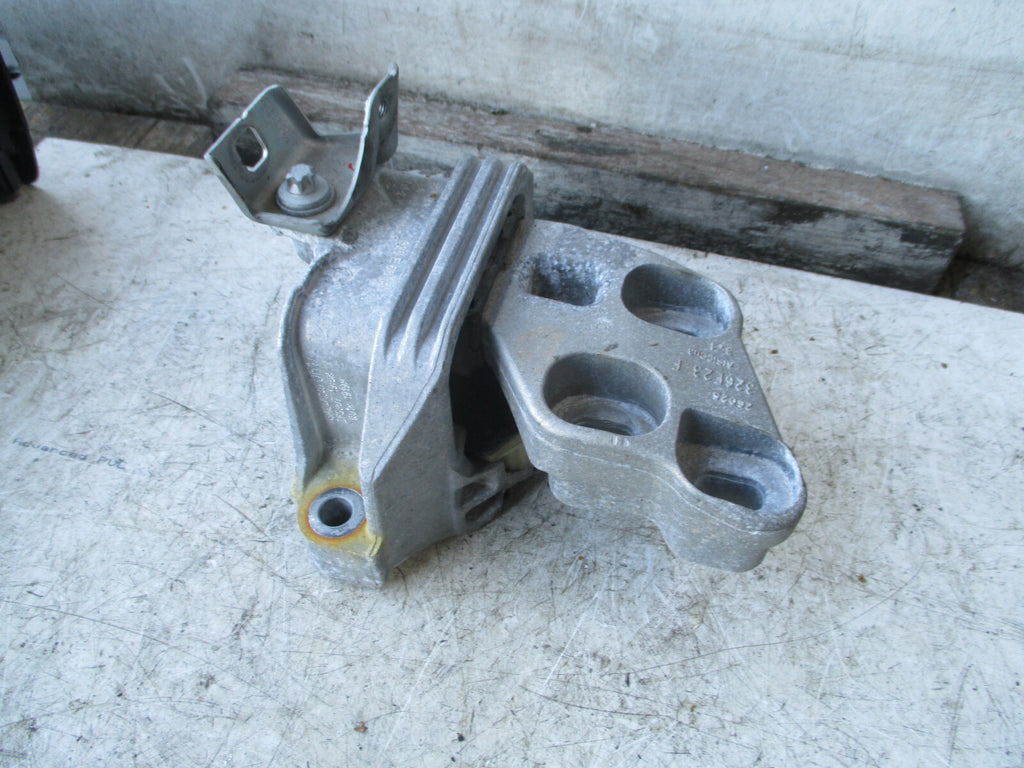 MERCEDES GLA X156 1.6 PETROL NSF PASSENGER SIDE ENGINE MOUNT SUPPORT A2462400617