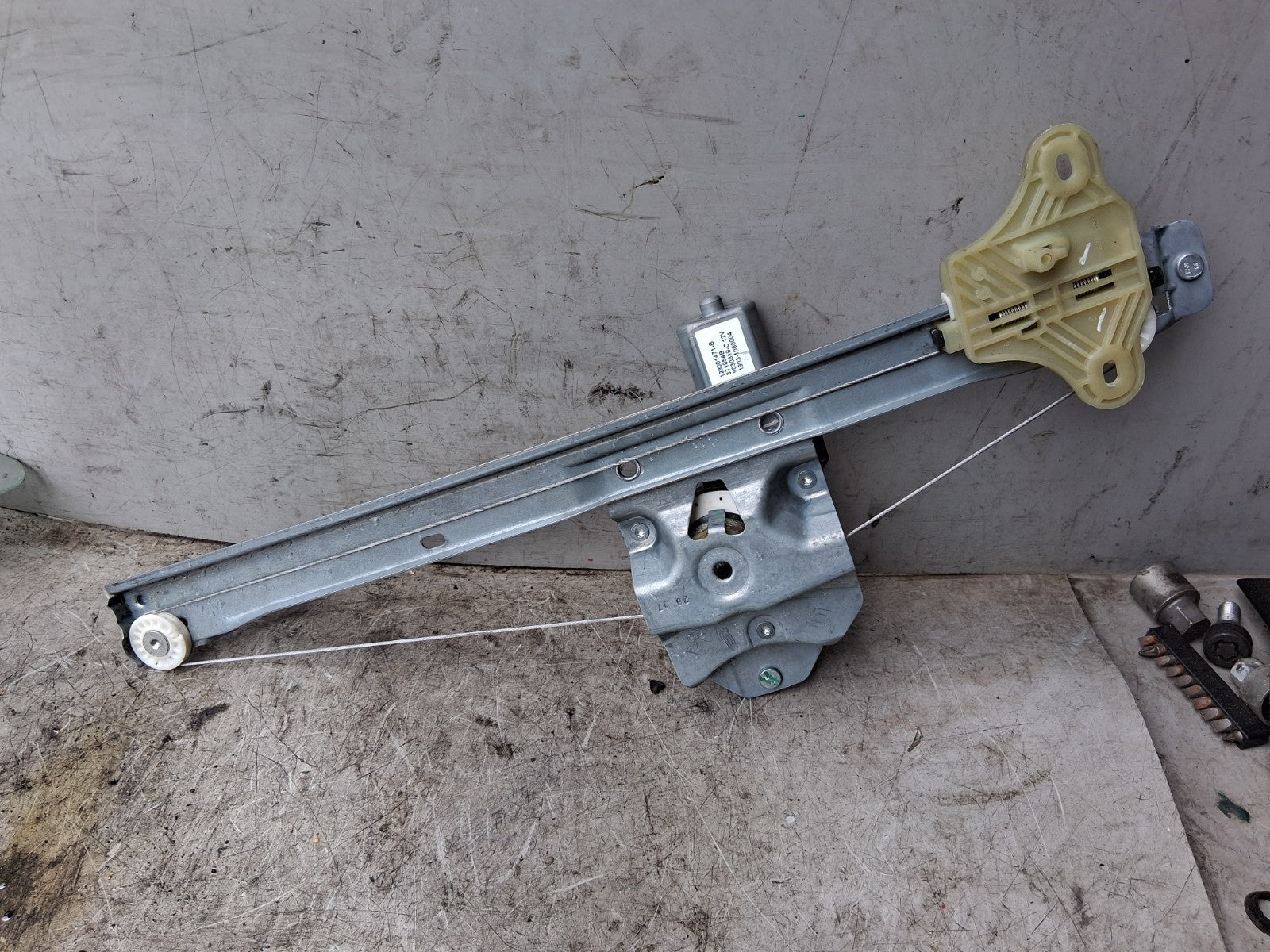 2014 RENAULT CLIO MK4 NSF PASSENGER FRONT LEFT WINDOW MOTOR & REGULATOR 9030319