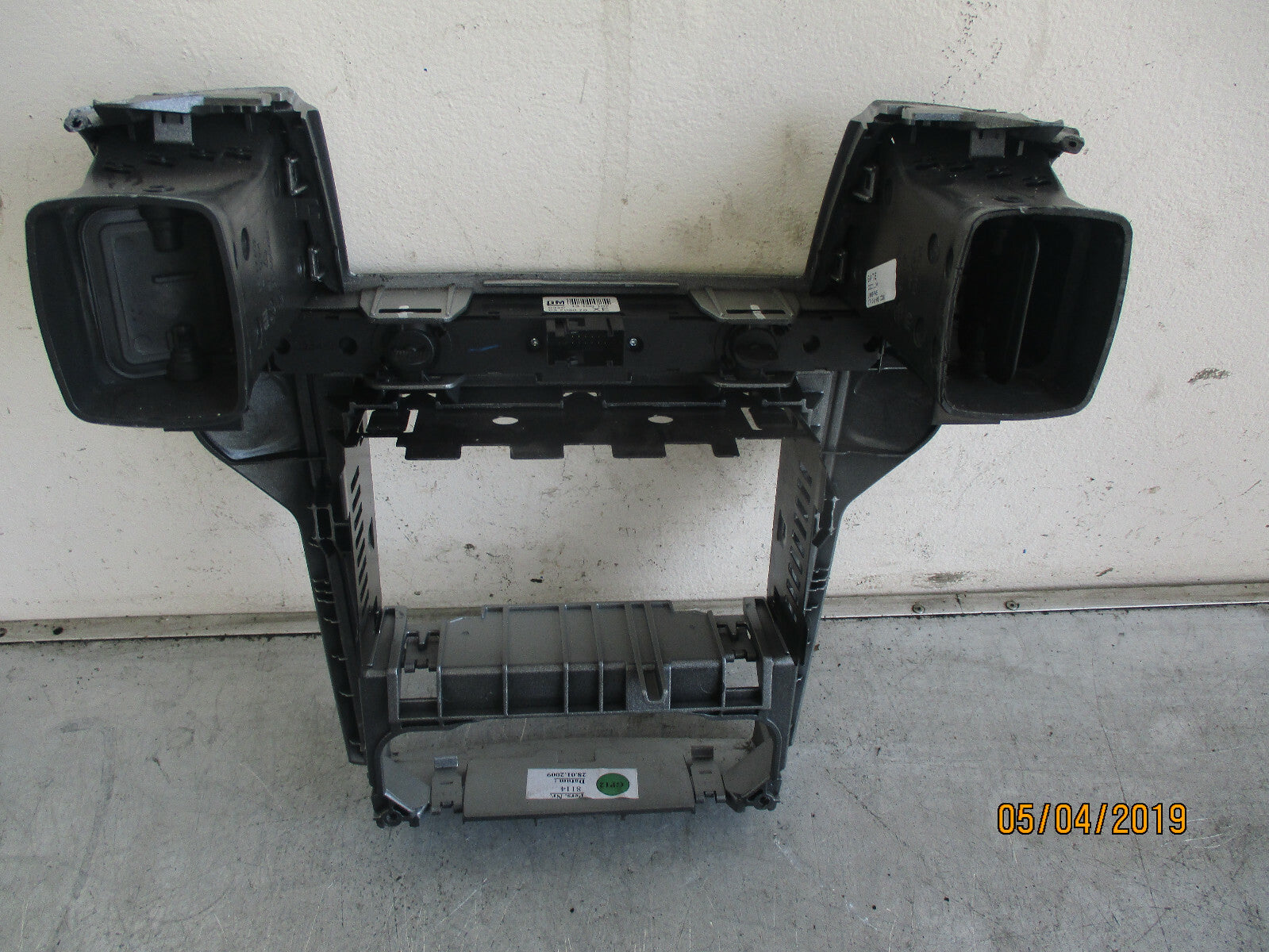 VAUXHALL ZAFIRA B 2009 STEREO PLASTIC TRIM SURROUND VENTS 13100107