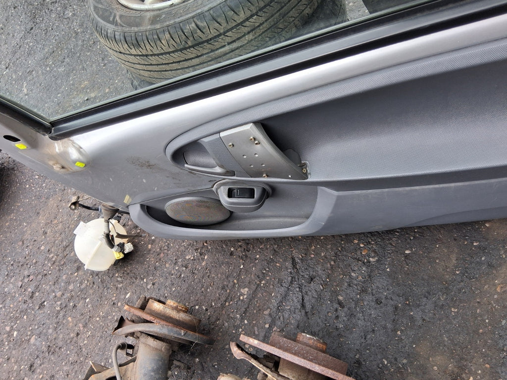 2008 TOYOTA AYGO MK1 3 DOOR OSF DRIVER SIDE FRONT RIGHT COMPLETE DOOR SILVER