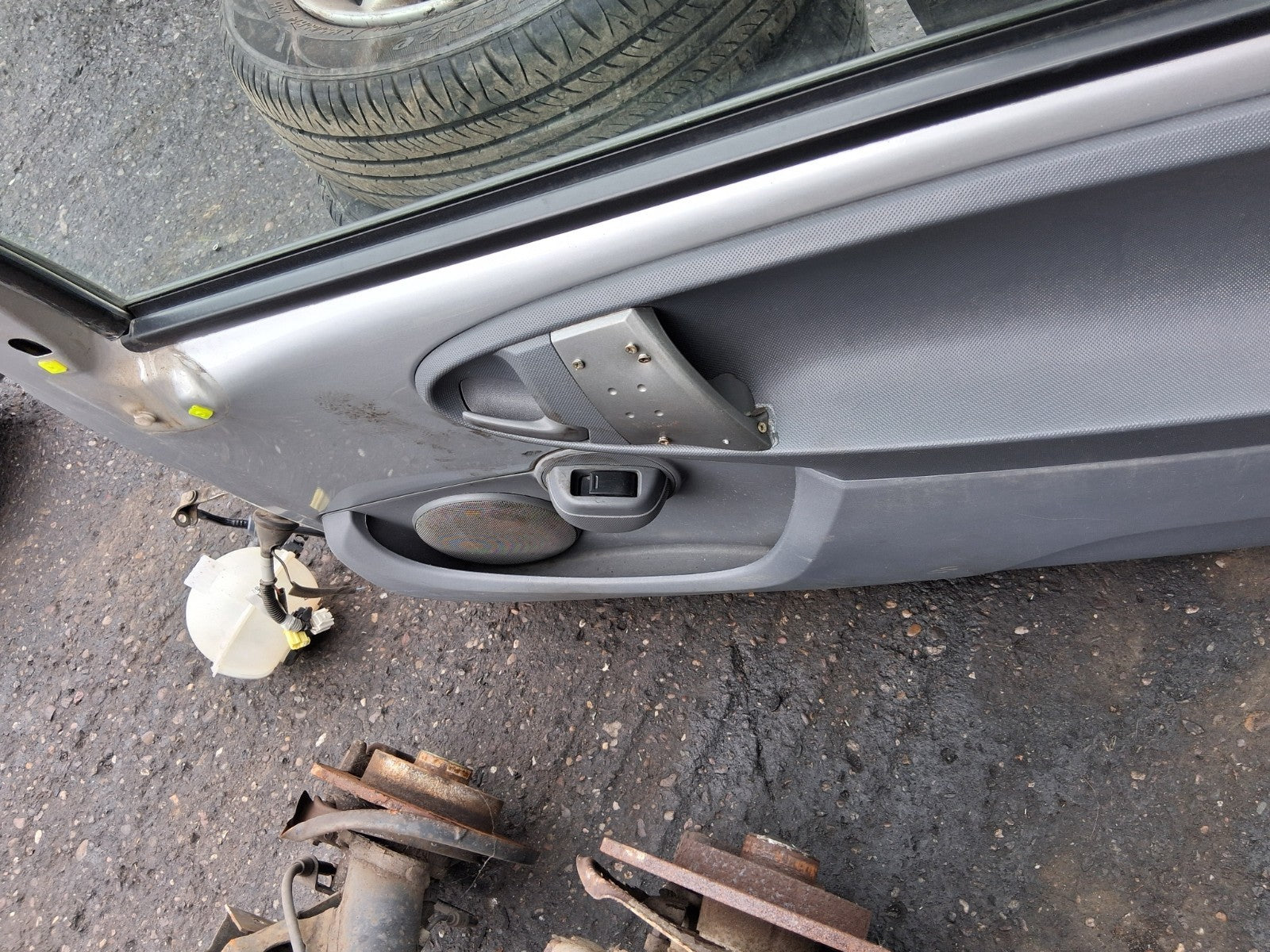 2008 TOYOTA AYGO MK1 3 DOOR OSF DRIVER SIDE FRONT RIGHT COMPLETE DOOR SILVER