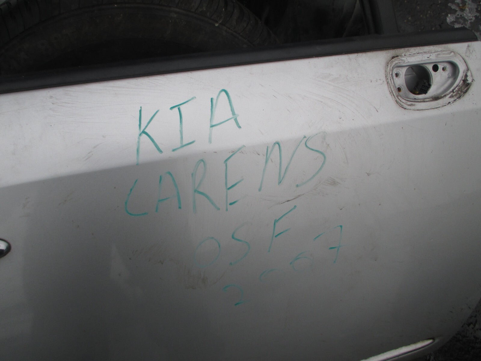 KIA CARENS MK2 2007 OSF DRIVER SIDE FRONT DOOR SILVER